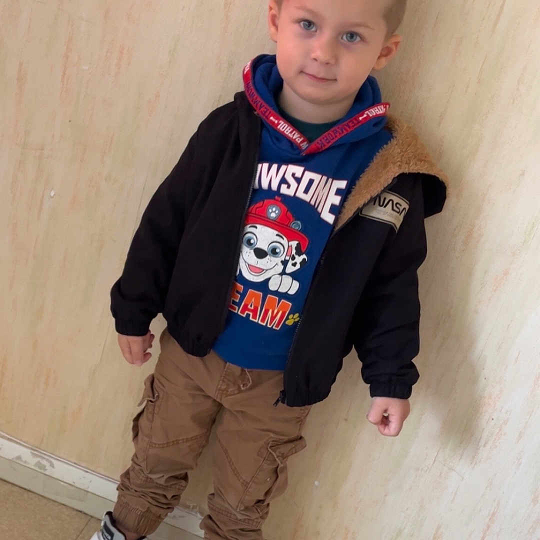 Mylan a rejoint le concours — aidez-le/la à gagner de superbes lots ! blue_eyes, boy, cargo_pants, cartoon, casual_clothing, child, cute, fashion_sport, floor, footwear, hoodie, indoor, jacket, pants, person, portrait, sneakers, standing, wall, young