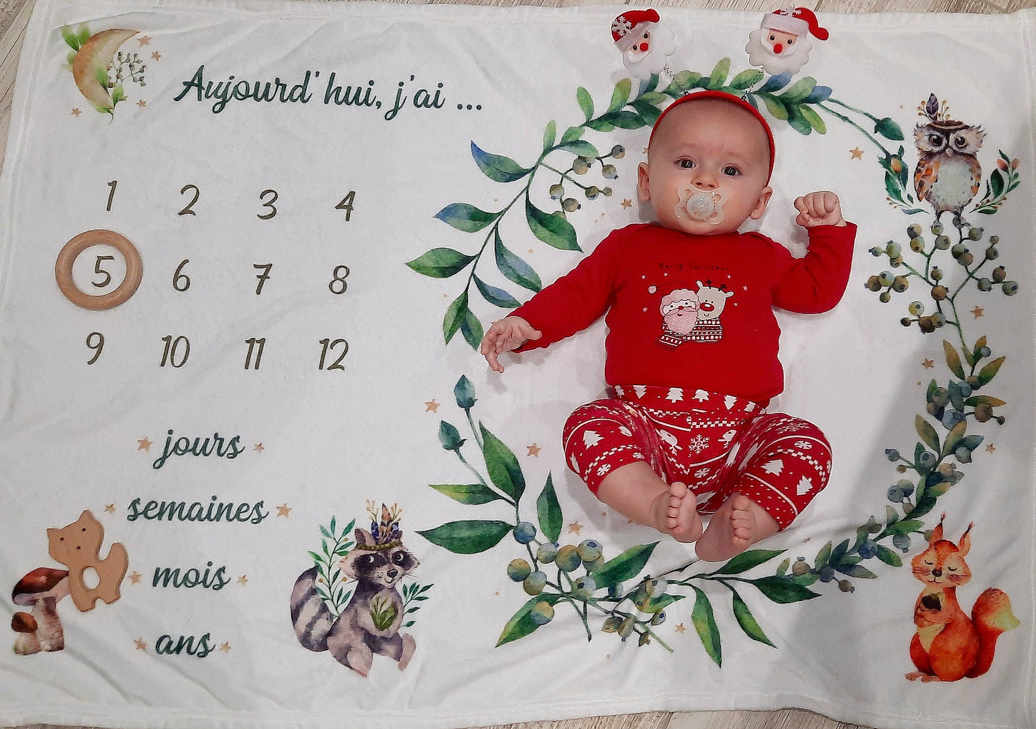 Ezio participe au concours pour gagner de l'argent avec cette photo : art, baby, baby_toddler_clothing, child, christmas, christmas_decoration, christmas_eve, christmas_ornament, creative_arts, design, event, font, happy, holiday, holiday_ornament, leaf, ornament, pattern, person, sleeve