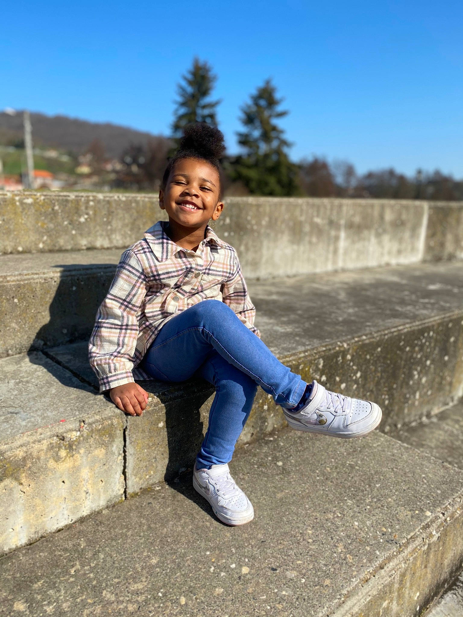 Maëlyne a rejoint le concours — aidez-le/la à gagner de superbes lots ! denim, electric_blue, flash_photography, fun, grass, hairstyle, happy, human_leg, joy, knee, landscape, leaf, leg, leisure, people, person, sitting, sky, street_fashion, thigh