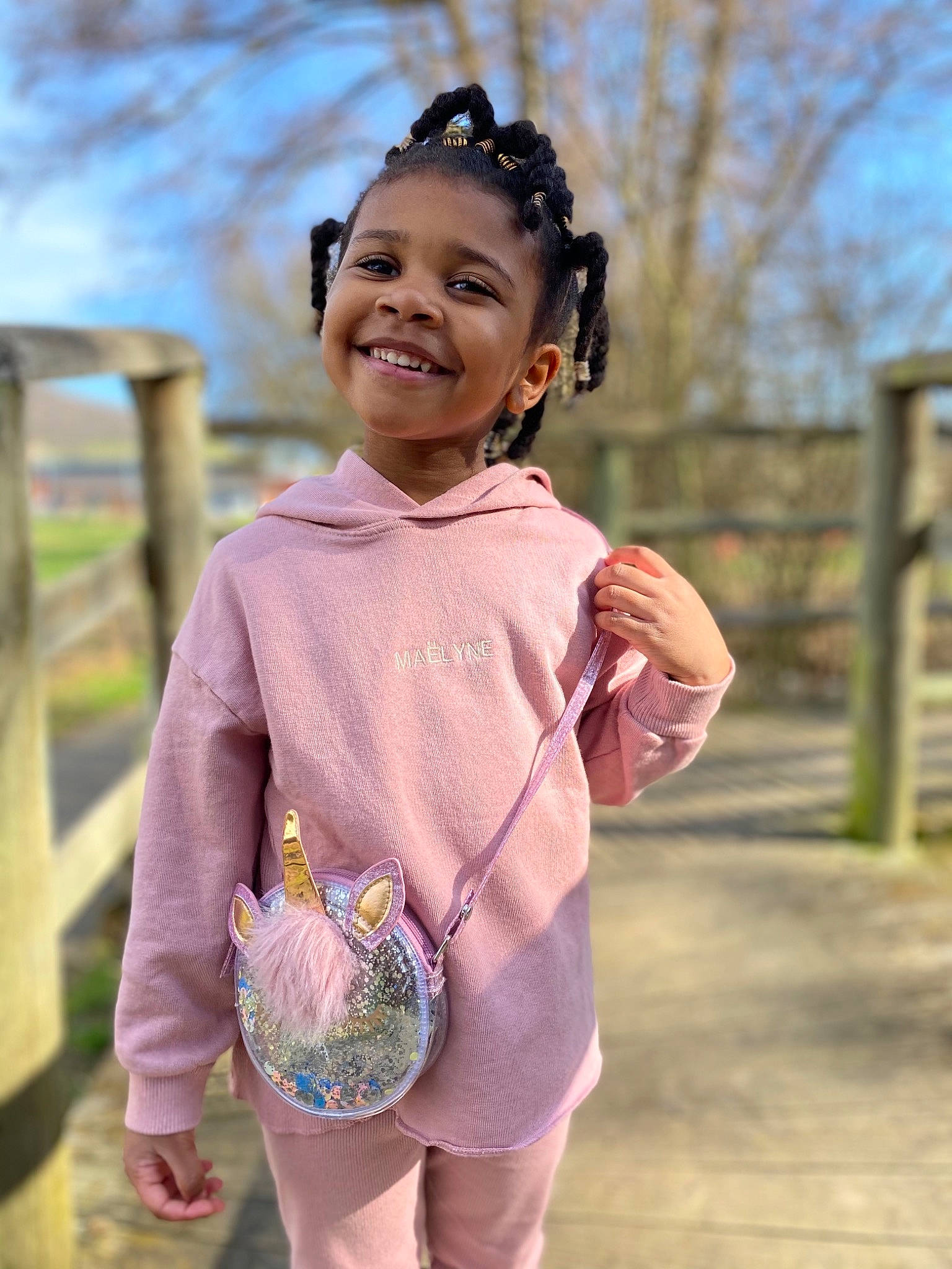 Maëlyne participe au concours pour gagner de l'argent avec cette photo : cool, eye, face, grass, hair, hairstyle, happy, head, iris, jewellery, joy, neck, necklace, person, pink, shoulder, skin, sky, sleeve, smile