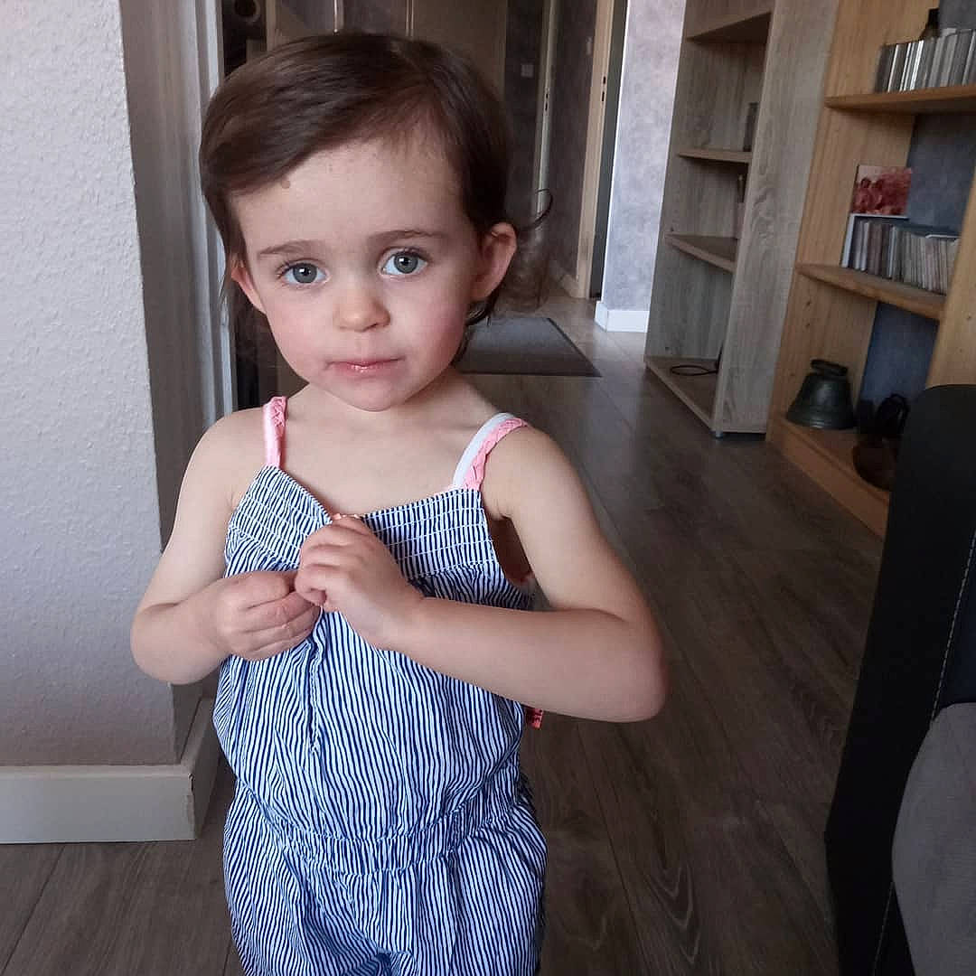 Helena participe au concours pour gagner de l'argent avec cette photo : arm, beauty, cheek, child, child_model, design, dress, eye, face, finger, hair, hairstyle, head, joint, lip, nose, person, shoulder, skin, standing