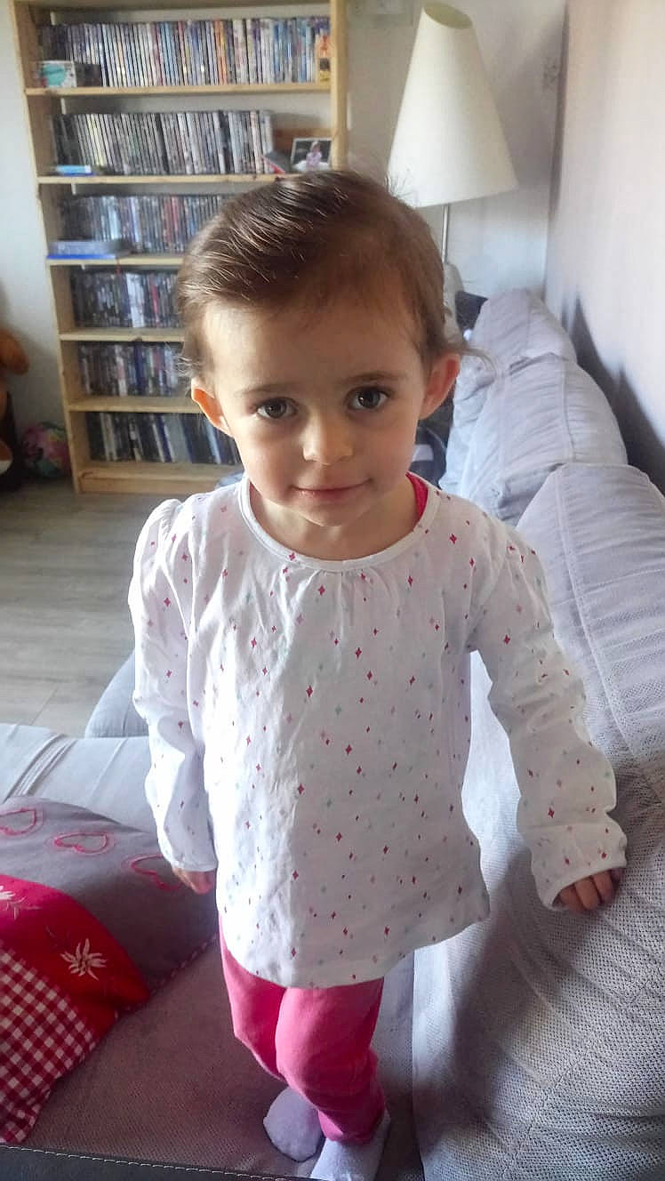 Helena participe au concours pour gagner de l'argent avec cette photo : baby, cheek, child, face, head, outerwear, pattern, person, skin, sleeve, smile, standing, textile, toddler