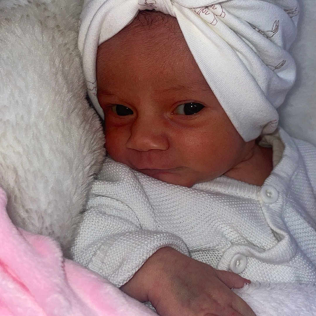 Loutshana a rejoint le concours — aidez-le/la à gagner de superbes lots ! baby, blanket, child, cozy, cute, fabric, hand, headwear, indoors, infant, newborn, portrait, resting, skin, sleeping_area, soft_texture, toddler, turban, warm, white_clothing