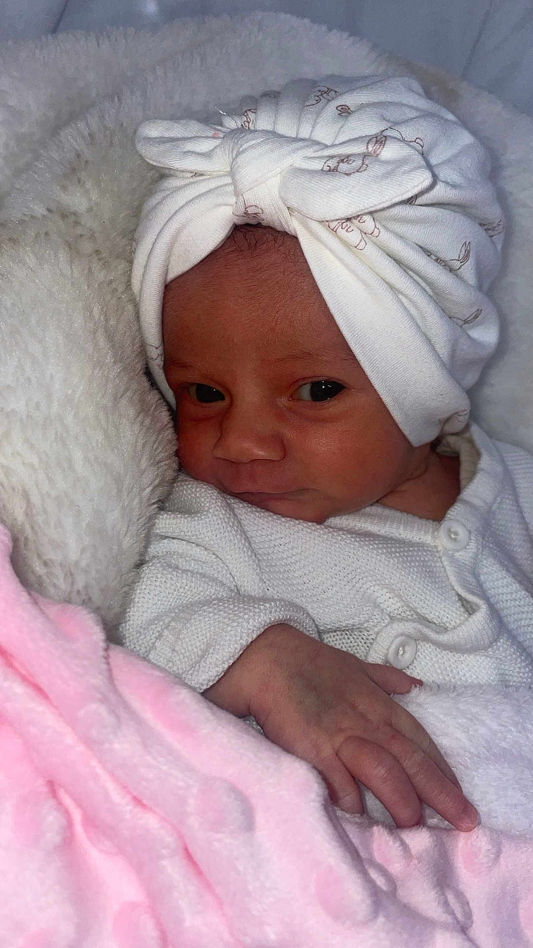 Loutshana a rejoint le concours — aidez-le/la à gagner de superbes lots ! baby, blanket, child, cozy, cute, fabric, hand, headwear, indoors, infant, newborn, portrait, resting, skin, sleeping_area, soft_texture, toddler, turban, warm, white_clothing