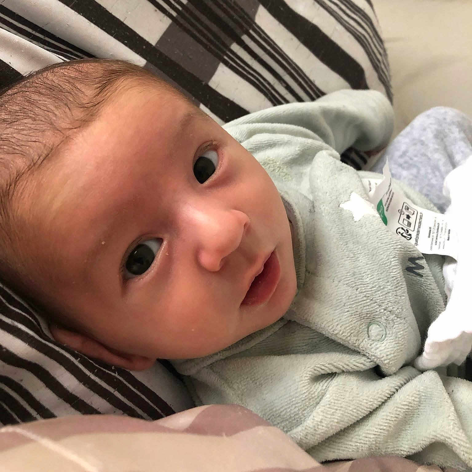 Louis participe au concours pour gagner de l'argent avec cette photo : baby, blanket, face, happy, head, newborn, person, photography, portrait, quilt, smile