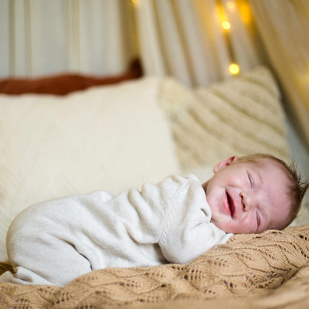 Djovan participe au concours pour gagner de l'argent avec cette photo : baby, smiling, sleeping, infant, blanket, knitwear, pillow, cozy, indoors, warm_lighting, soft_texture, cute, happy, child, portrait, relaxed, candid, face, comfort, resting