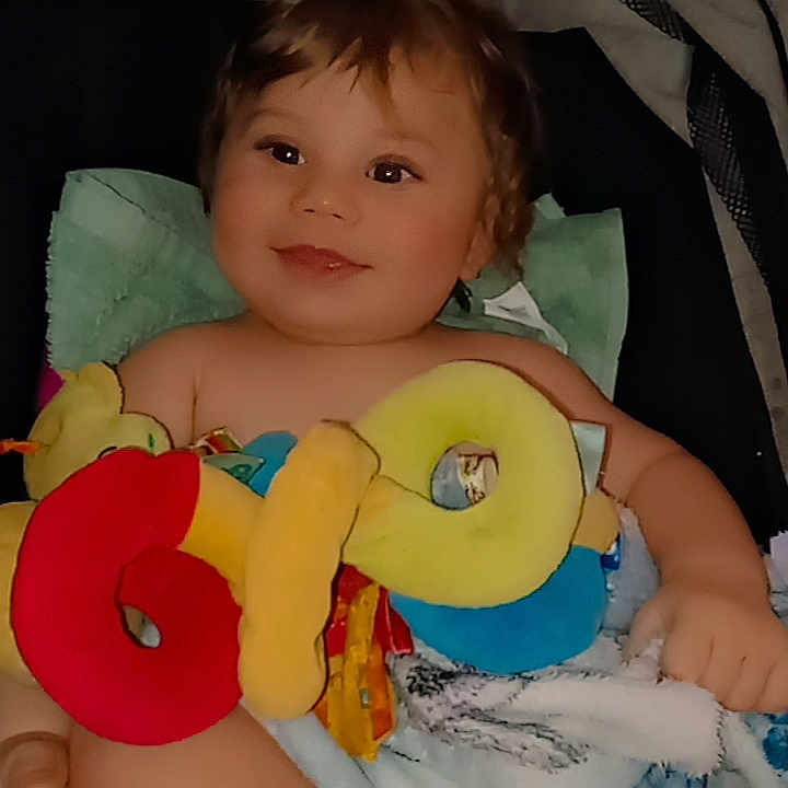 Fraco a rejoint le concours — aidez-le/la à gagner de superbes lots ! baby, blanket, child, colorful, comfort, cute, face, foot, hand, happy, indoors, infant, plush_toy, relaxed, smiling, soft_toy, stroller, toddler, toy, young_child