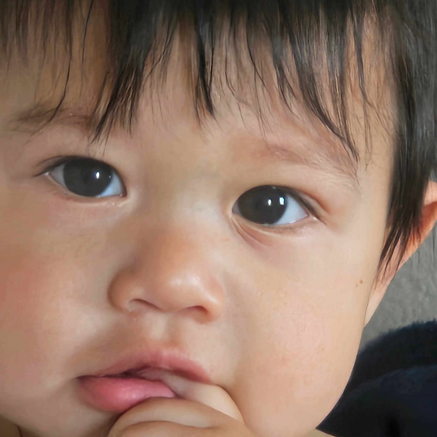 Gabriel is registered to the contest to win money with this photo: baby, cheeks, child, close_up, curious, cute, expression, eyes, face, fingers, hair, hand, head, indoors, infant, person, portrait, skin, thoughtful, young