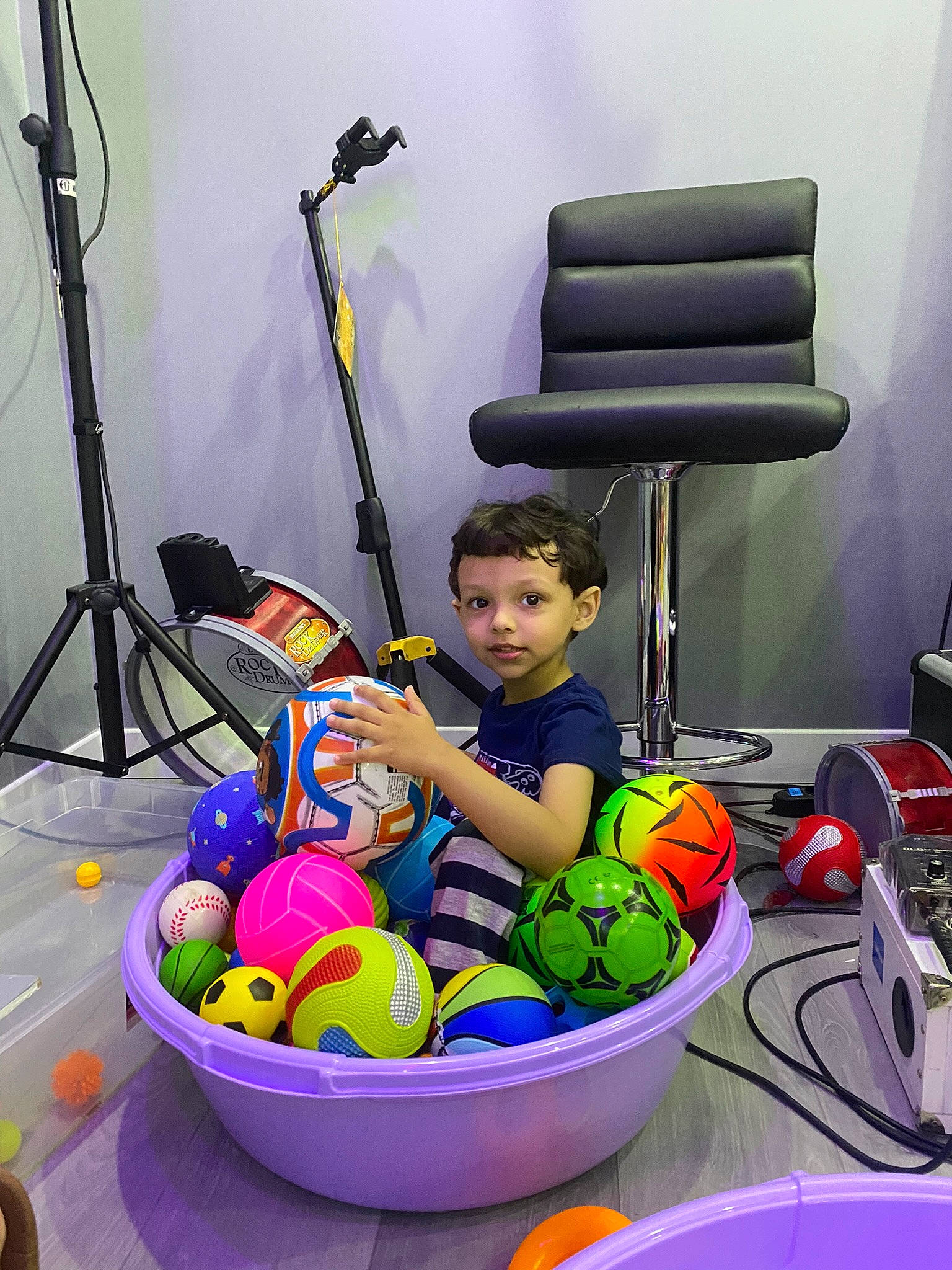 Thomas participe au concours pour gagner de l'argent avec cette photo : baby, baby_products, baby_toys, bag, ball, child, comfort, event, fun, happy, household_supply, human_body, leisure, person, photograph, product, sitting, toddler, toy, toy_vehicle