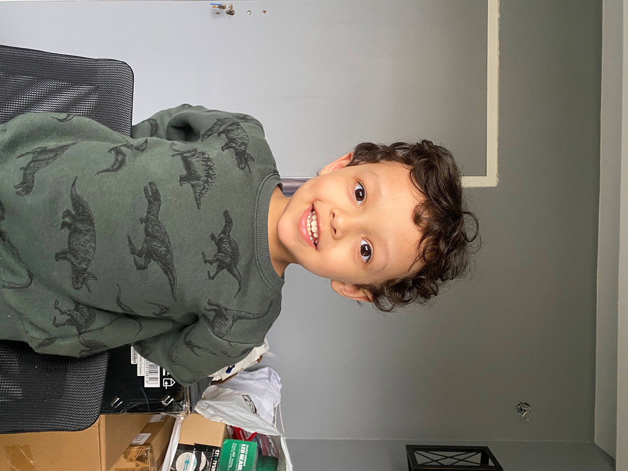 Thomas participe au concours pour gagner de l'argent avec cette photo : child, comfort, elbow, flash_photography, flooring, fun, happy, joy, person, portrait_photography, room, sitting, smile, toddler