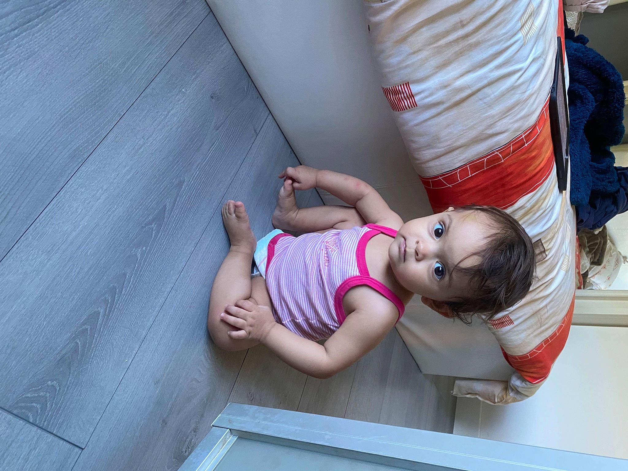 Marina participe au concours pour gagner de l'argent avec cette photo : baby, baby_toddler_clothing, child, comfort, elbow, foot, fun, happy, hat, human_leg, knee, leisure, person, shorts, sitting, skin, t_shirt, thigh, toddler, trunk