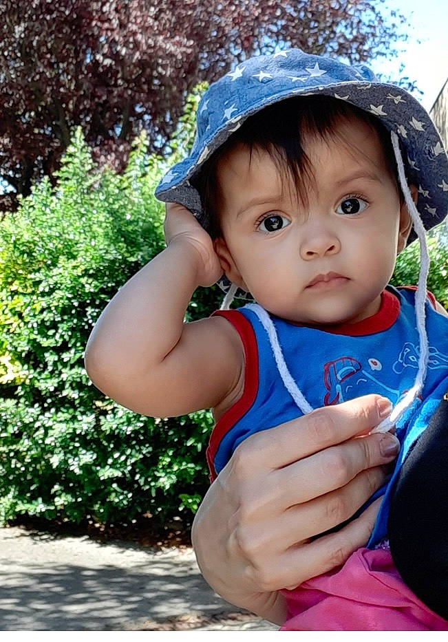 Marina participe au concours pour gagner de l'argent avec cette photo : baby, baby_toddler_clothing, cap, child, electric_blue, fashion_accessory, finger, fun, grass, hand, happy, hat, leisure, people_in_nature, person, plant, portrait_photography, recreation, sleeve, sun_hat