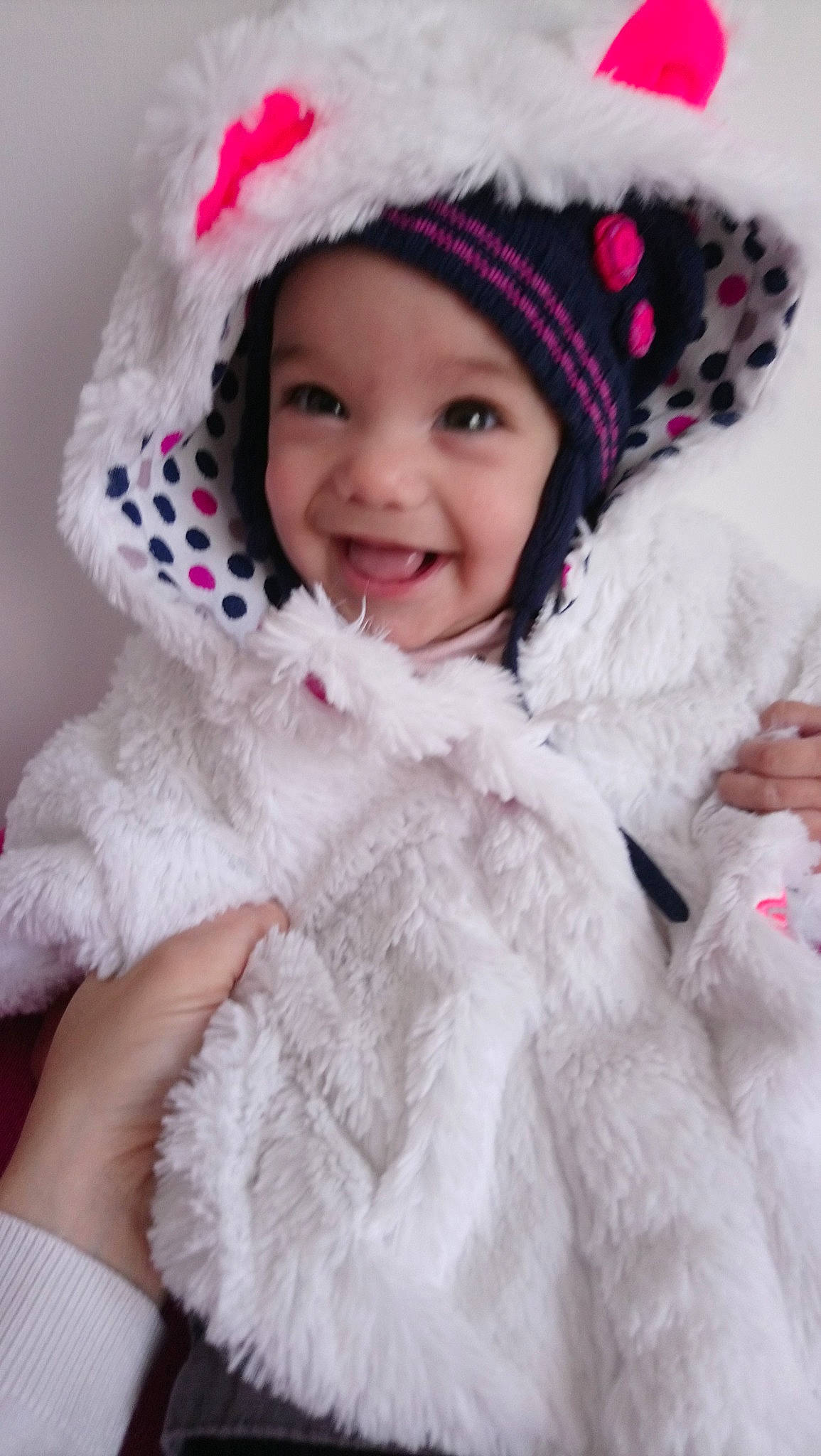 Nell participe au concours pour gagner de l'argent avec cette photo : baby, cheek, child, child_model, clothing, costume, costume_accessory, fashion_accessory, fur, fur_clothing, head, headgear, joy, outerwear, person, pink, skin, smile, textile, toddler