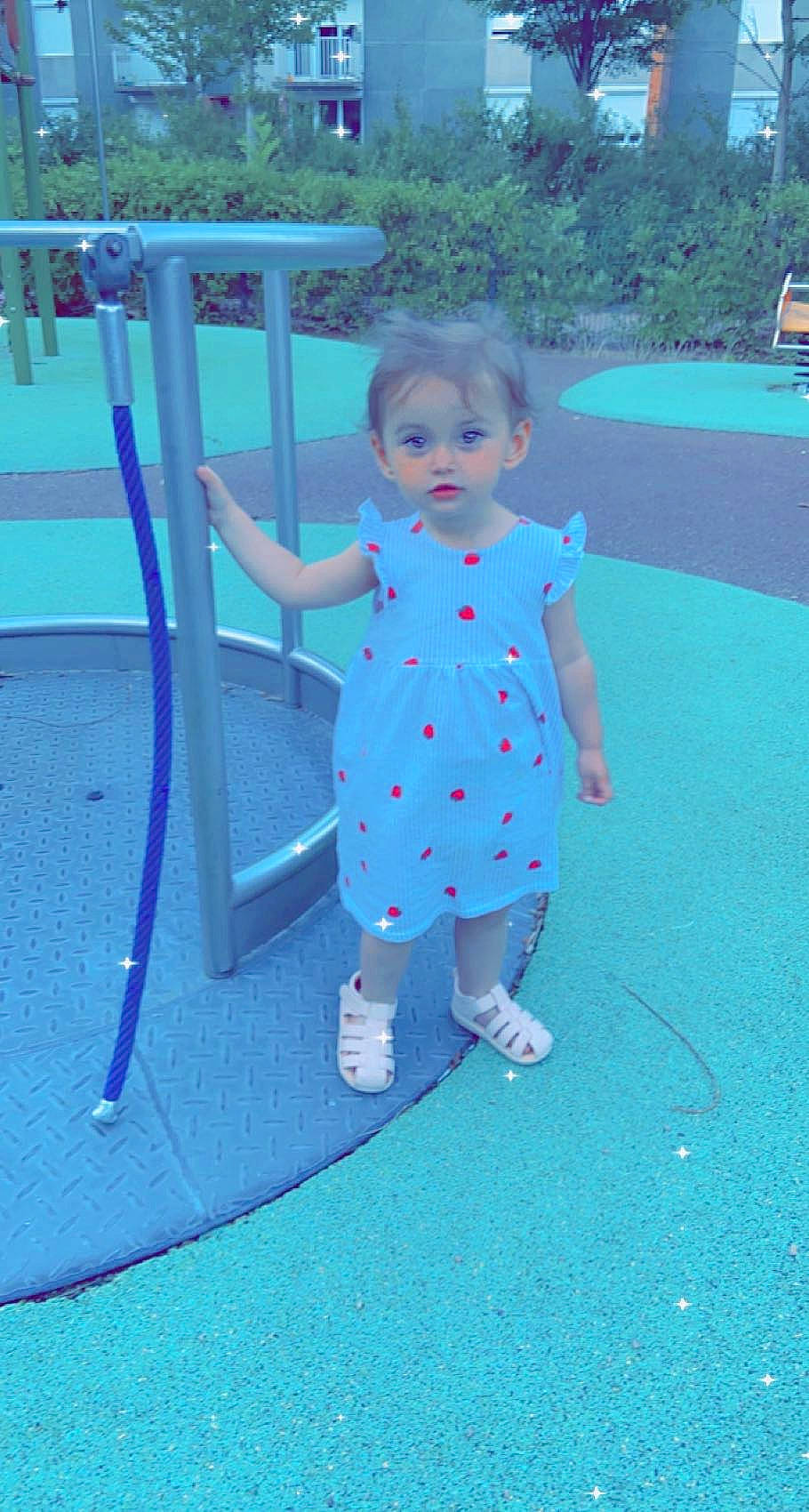 Dahyna participe au concours pour gagner de l'argent avec cette photo : aqua, azure, baby, baby_toddler_clothing, barefoot, child, city, electric_blue, flooring, fun, grass, happy, leisure, outdoor_play_equipment, pattern, people_in_nature, person, play, recreation, sleeve