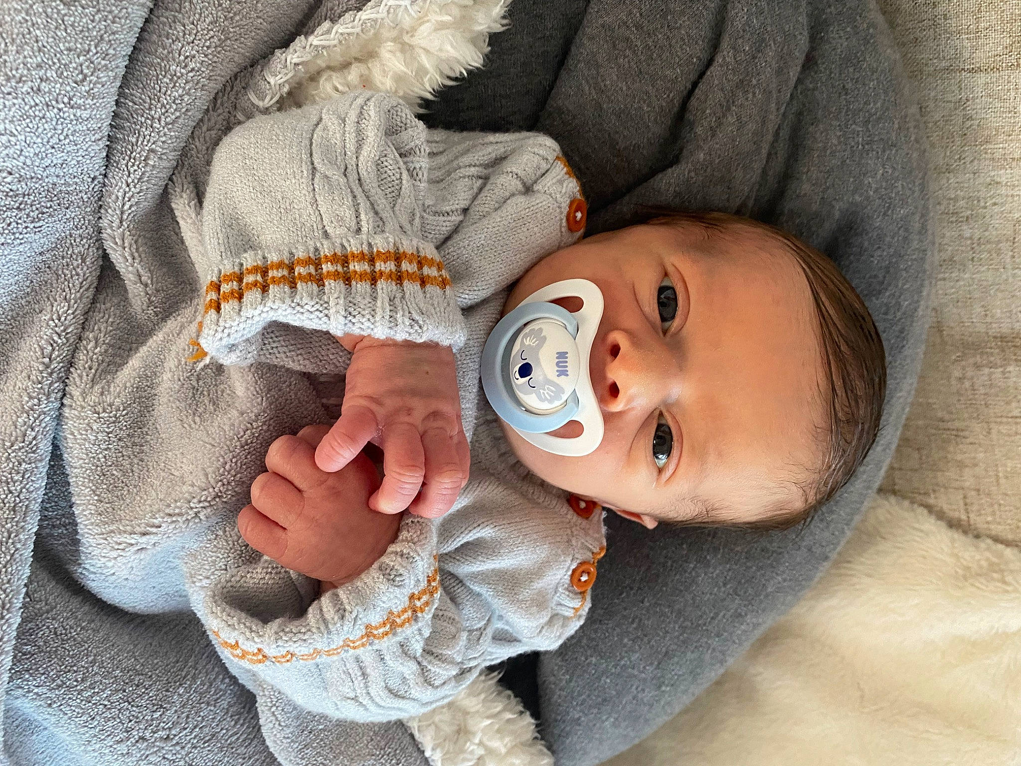 Maël participe au concours pour gagner de l'argent avec cette photo : baby, baby_sleeping, baby_toddler_clothing, cheek, comfort, ear, eye, finger, gesture, hand, head, headgear, human_body, iris, lip, nose, outerwear, person, skin, sleeve