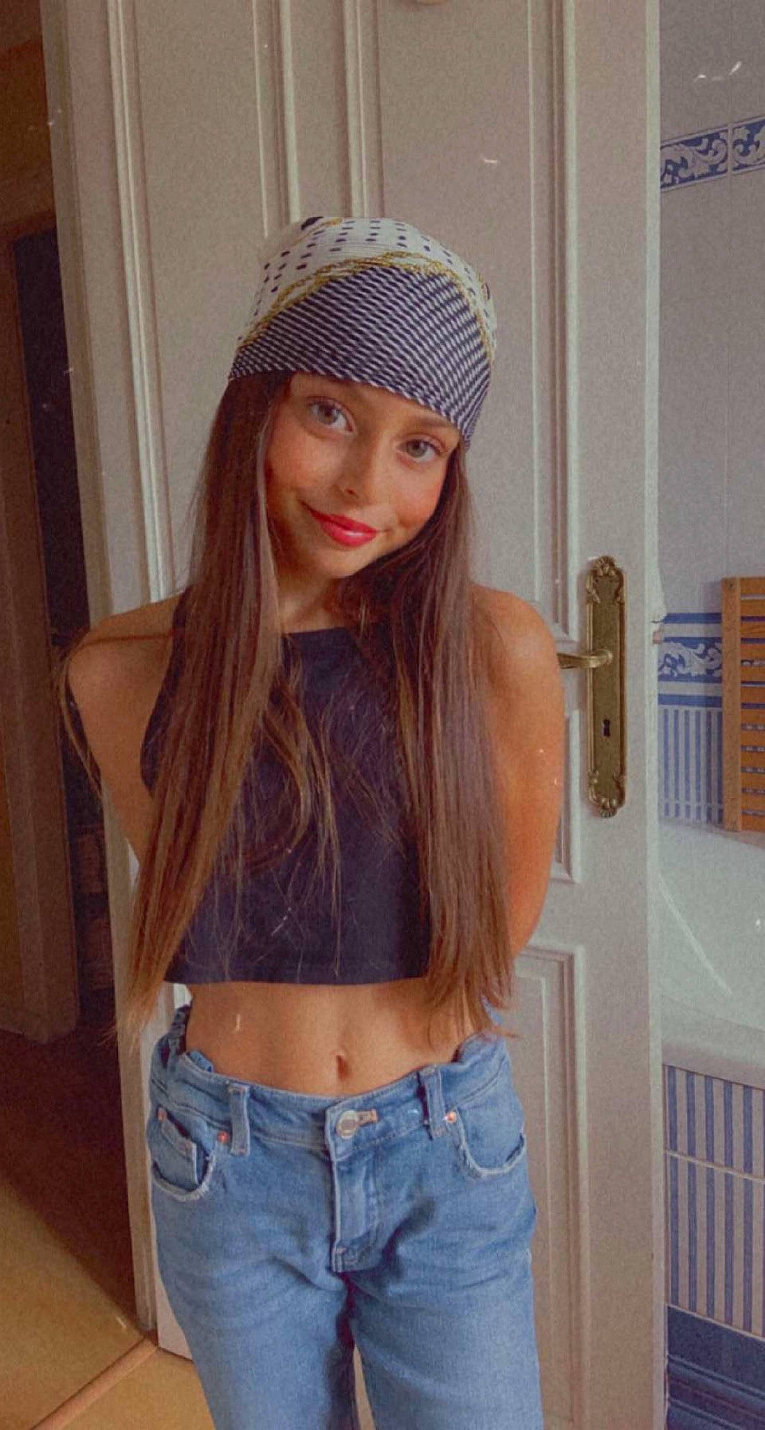 Nout participe au concours pour gagner de l'argent avec cette photo : black_hair, cap, clothing, cool, electric_blue, eyewear, hair, headgear, headwear, jean_short, jeans, joy, long_hair, neck, outerwear, person, shoulder, sleeve, smile, textile