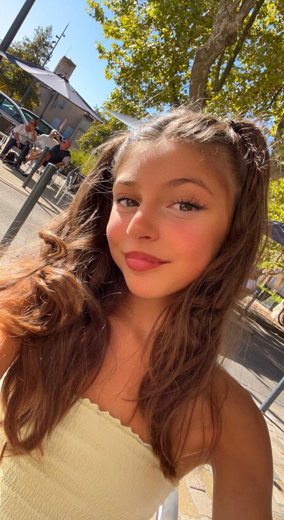 Nout participe au concours pour gagner de l'argent avec cette photo : black_hair, chin, eyebrow, eyelash, face, fawn, flash_photography, grass, hairstyle, happy, joy, layered_hair, lip, person, plant, shoulder, skin, sky, smile, summer