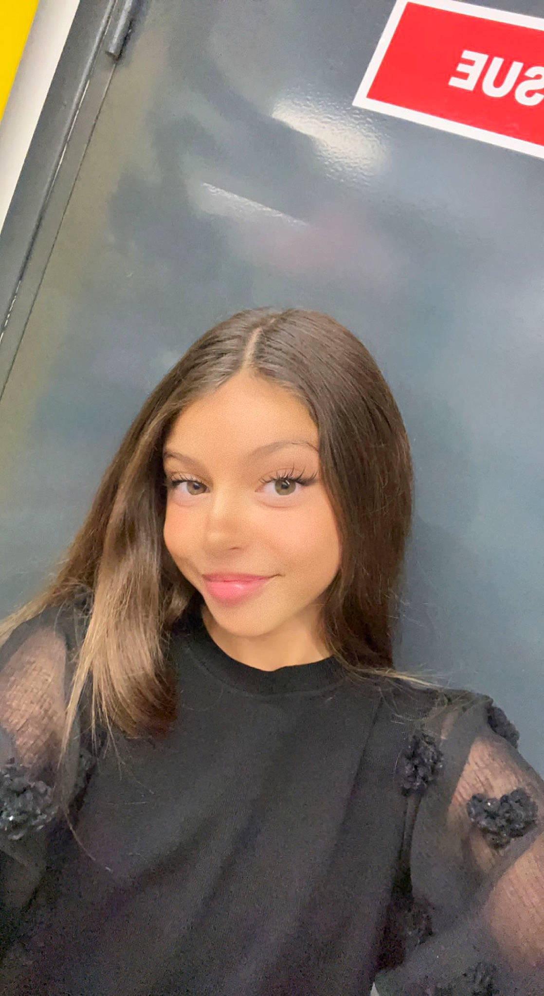 Nout a rejoint le concours — aidez-le/la à gagner de superbes lots ! automotive_design, beauty, blond, brown_hair, chin, electric_blue, eyelash, fashion_design, fashion_model, flash_photography, hair_coloring, jewellery, joy, layered_hair, lip, lipstick, long_hair, makeover, person, shoulder