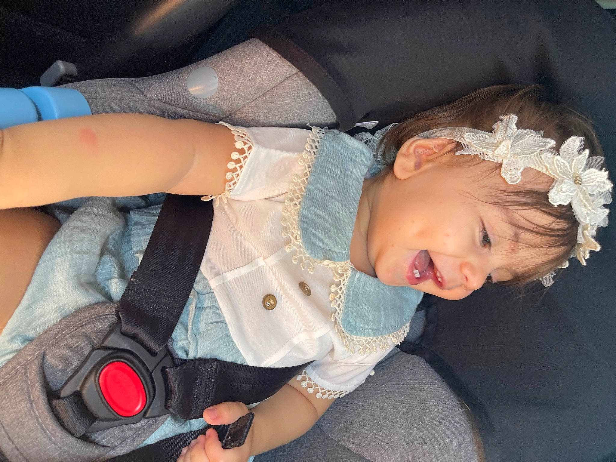 Mila participe au concours pour gagner de l'argent avec cette photo : baby, baby_products, baby_toddler_clothing, chest, child, comfort, elbow, fashion_accessory, finger, flash_photography, hand, human_leg, lap, nail, person, sitting, sleeve, textile, thigh, toddler