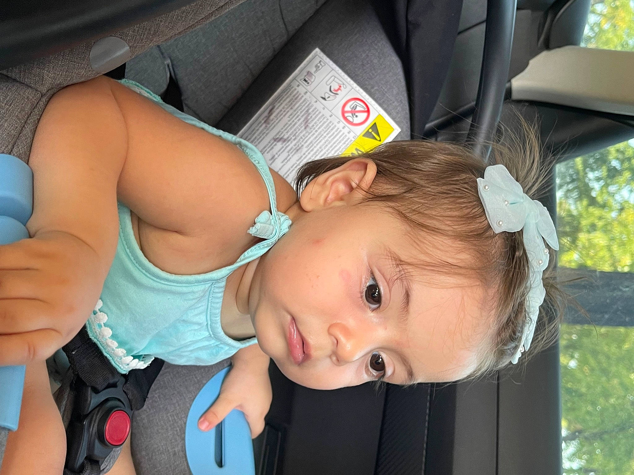 Mila participe au concours pour gagner de l'argent avec cette photo : abdomen, baby, baby_products, baby_toddler_clothing, cheek, chest, child, comfort, eyelash, fun, glasses, grass, hair, happy, leisure, nose, person, sitting, thigh, toddler