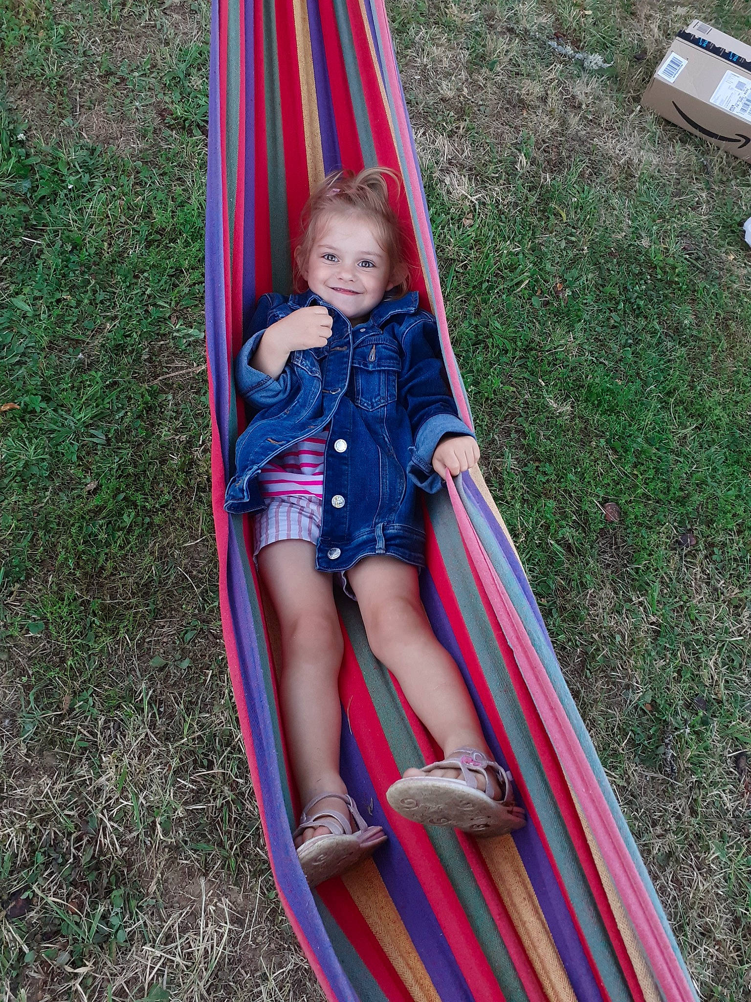 Yelena a rejoint le concours — aidez-le/la à gagner de superbes lots ! child, fun, grass, joy, leisure, outdoor_play_equipment, person, plant, play, playground, public_space, recreation, summer, toddler, tree, vacation