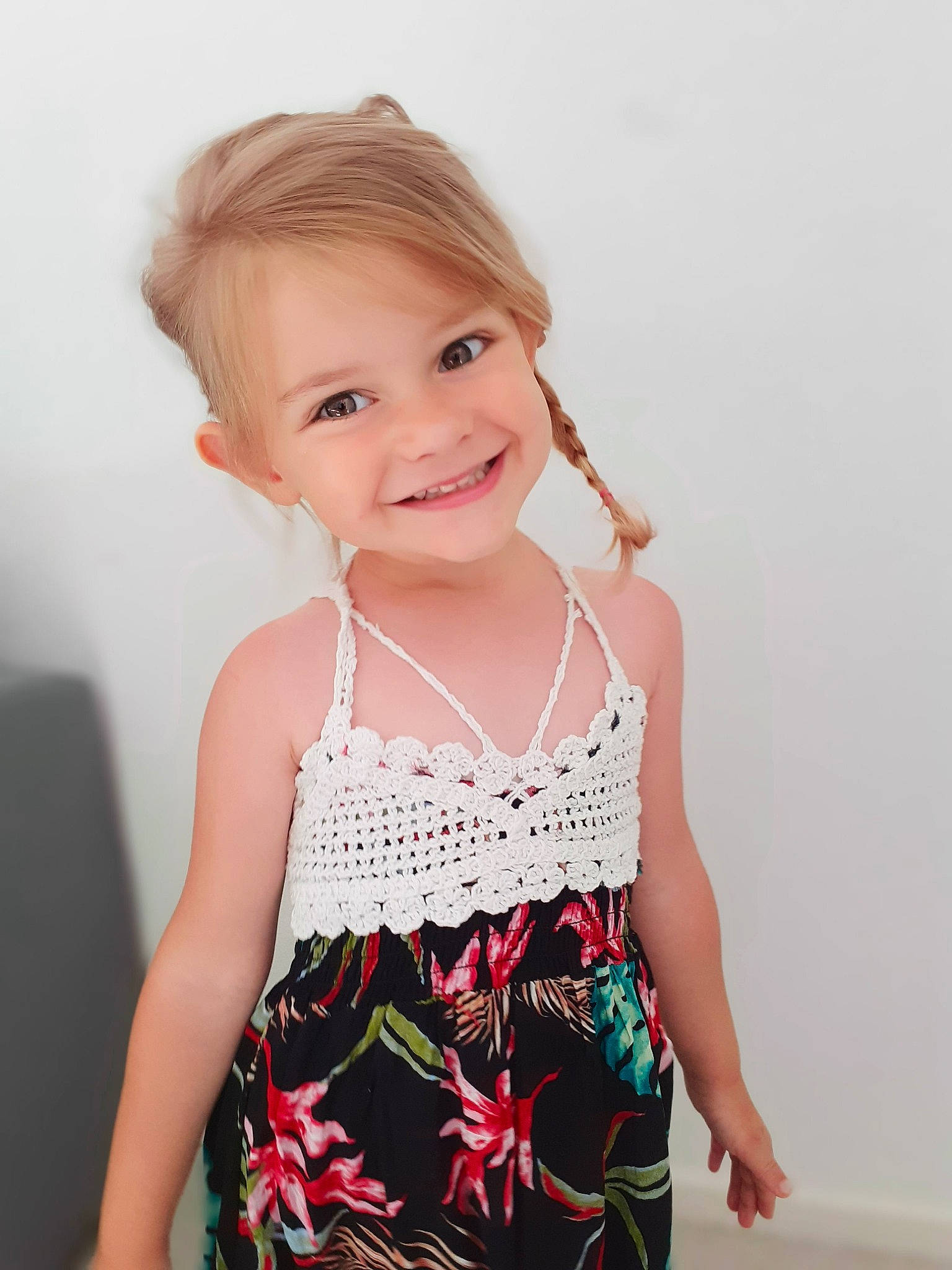 Yelena a rejoint le concours — aidez-le/la à gagner de superbes lots ! baby, beauty, blond, child, child_model, clothing, design, dress, face, joy, pattern, person, photography, pink, plant, shoulder, skin, smile, textile, toddler