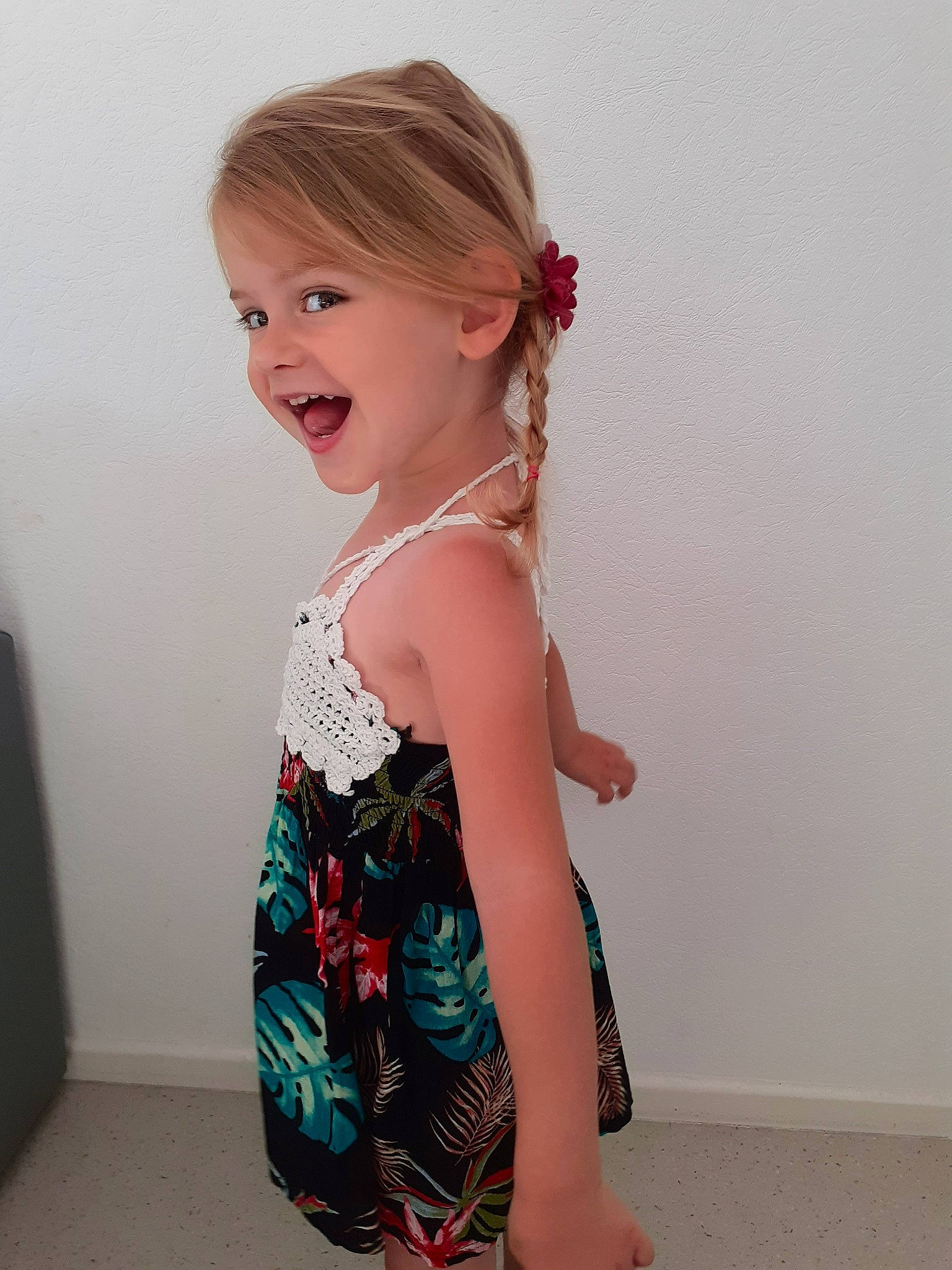 Yelena a rejoint le concours — aidez-le/la à gagner de superbes lots ! arm, child, child_model, dress, fashion_accessory, hair, hairstyle, joint, long_hair, neck, pattern, person, shoulder, toddler