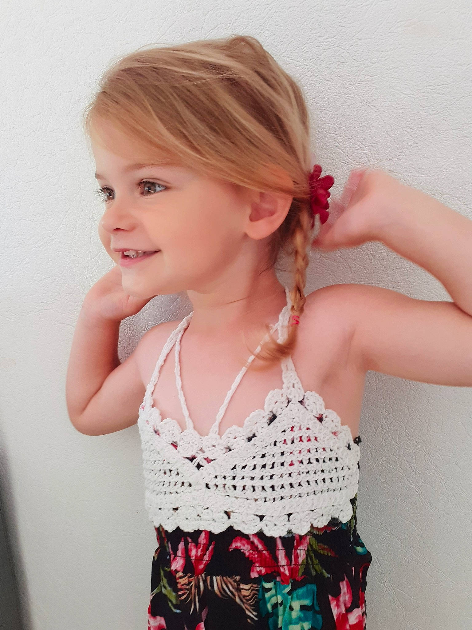 Yelena a rejoint le concours — aidez-le/la à gagner de superbes lots ! blond, brown_hair, child, child_model, clothing, dress, fashion_accessory, hair, hairstyle, joy, long_hair, neck, pattern, person, pigtail, pink, ruffle, sleeveless_shirt, textile, toddler