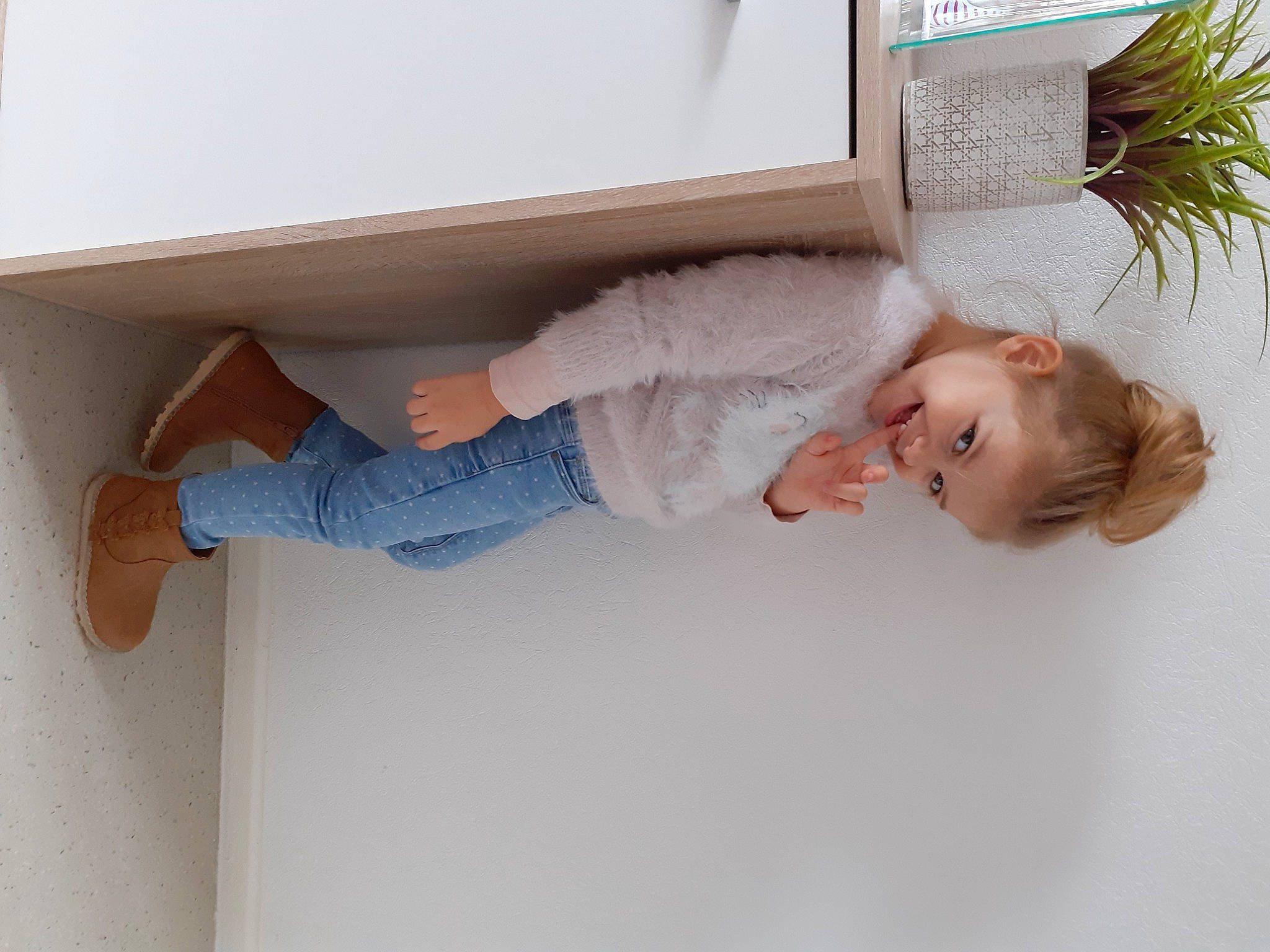 Yelena a rejoint le concours — aidez-le/la à gagner de superbes lots ! baby, baby_toddler_clothing, blond, child, elbow, home, joy, person, plaster, toddler, walking_shoe