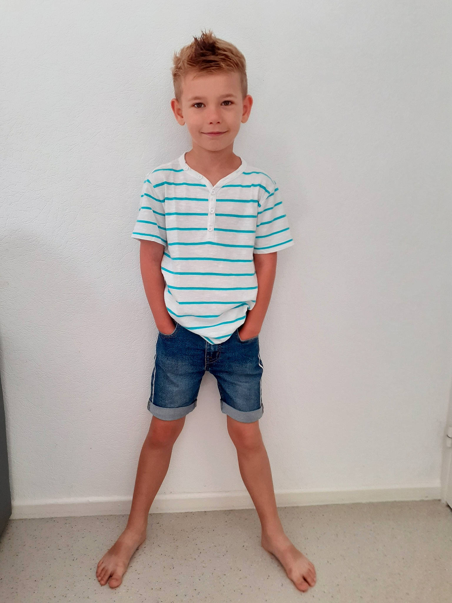 Evan a rejoint le concours — aidez-le/la à gagner de superbes lots ! baby_toddler_clothing, barefoot, blue, child, clothing, denim, jeans, joint, joy, knee, leg, neck, person, shorts, shoulder, sitting, sleeve, standing, t_shirt, toddler