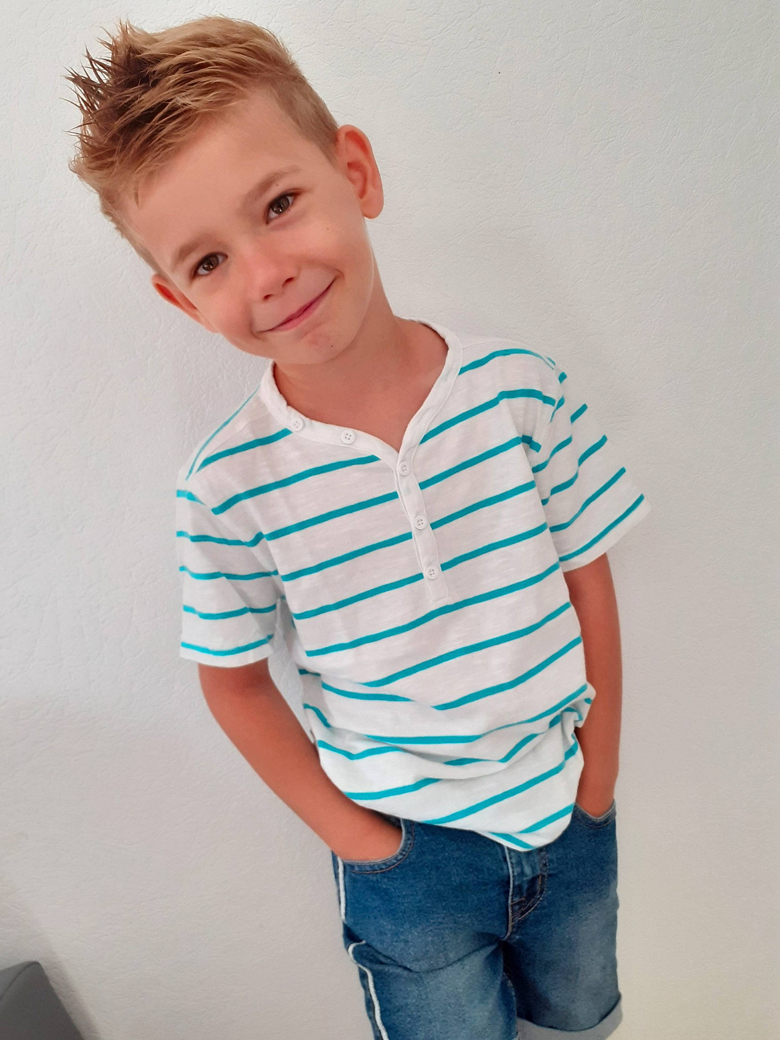 Evan participe au concours pour gagner de l'argent avec cette photo : arm, blue, cheek, child, chin, clothing, cool, face, hair, hairstyle, head, joint, joy, neck, nose, person, shoulder, sleeve, standing, t_shirt