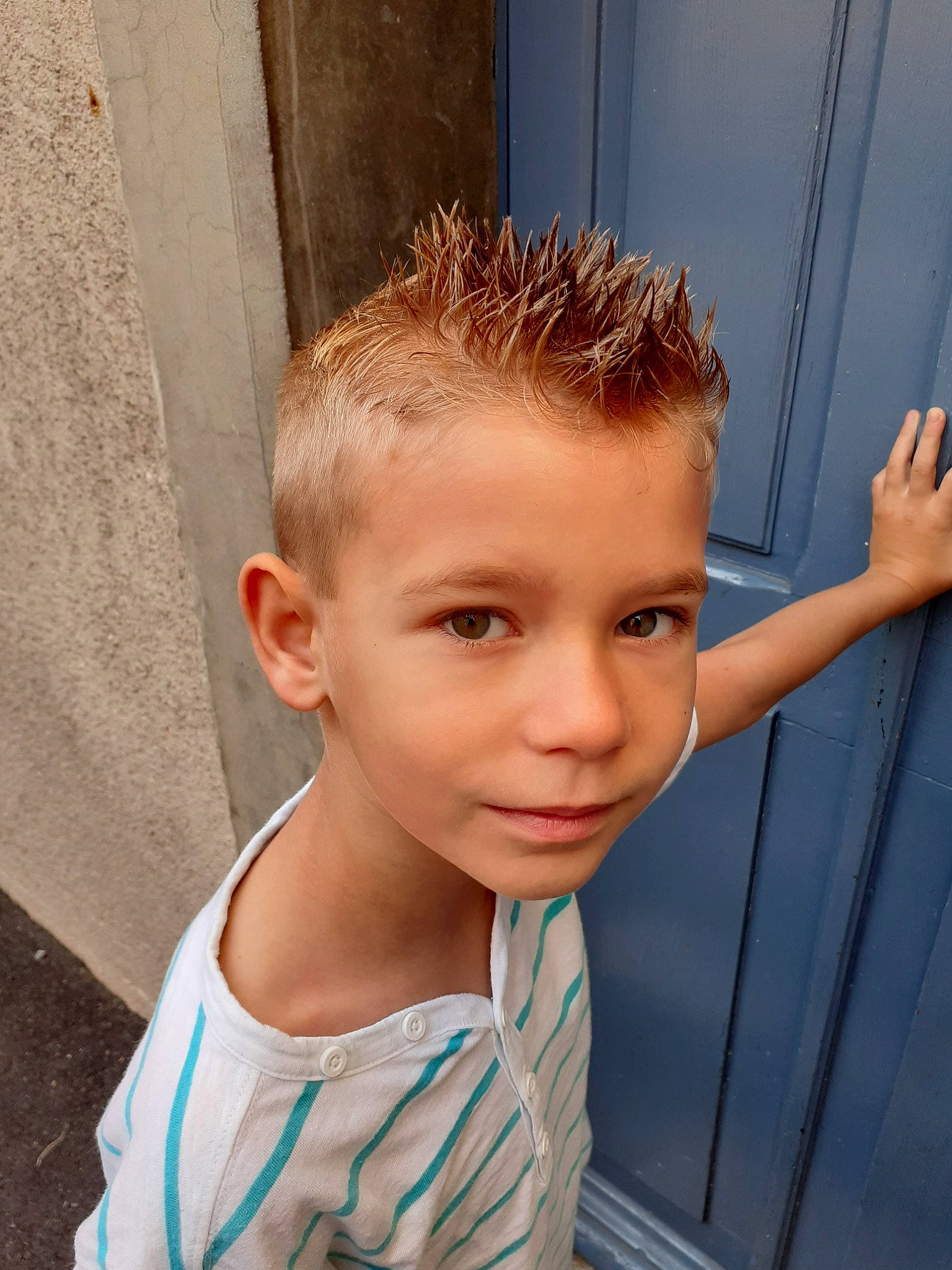 Evan participe au concours pour gagner de l'argent avec cette photo : blond, child, chin, ear, face, forehead, hair, hairstyle, head, mohawk_hairstyle, person