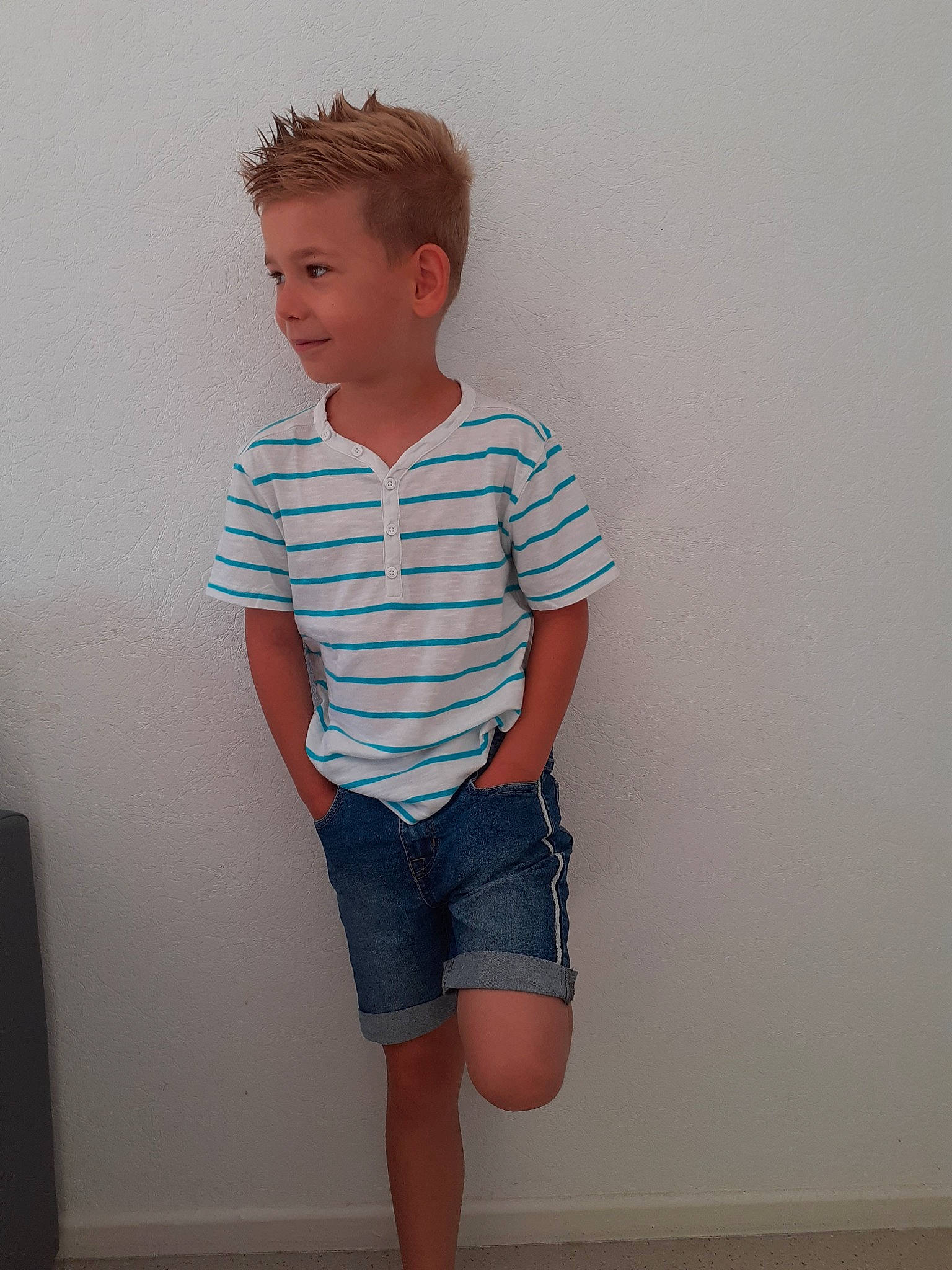 Evan participe au concours pour gagner de l'argent avec cette photo : blue, child, clothing, denim, jeans, joint, joy, knee, leg, neck, person, shirt, shoe, shorts, shoulder, sleeve, standing, t_shirt, textile, toddler