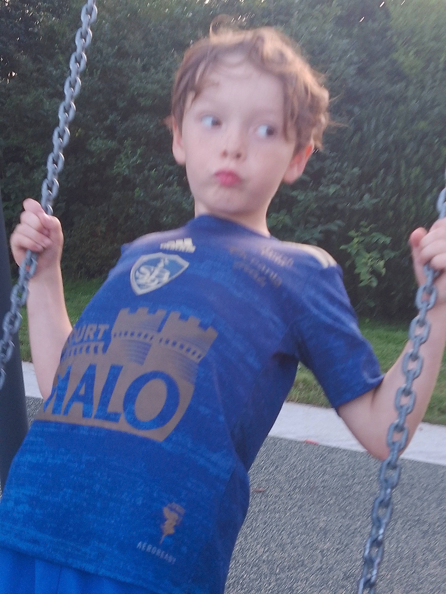 Tom participe au concours pour gagner de l'argent avec cette photo : cool, electric_blue, facial_expression, fun, gesture, hairstyle, happy, head, joint, leisure, neck, people, person, plant, recreation, shoulder, sleeve, standing, t_shirt, thumb