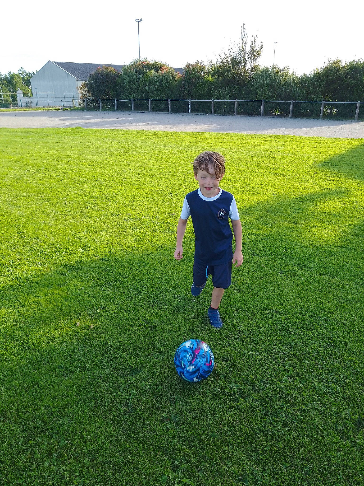 Tom a rejoint le concours — aidez-le/la à gagner de superbes lots ! ball, ball_game, flooring, football, fun, grass, grass_family, grassland, joy, lawn, leisure, mammal, people_in_nature, person, player, playing_sports, sky, soccer, soccer_ball, sports_equipment