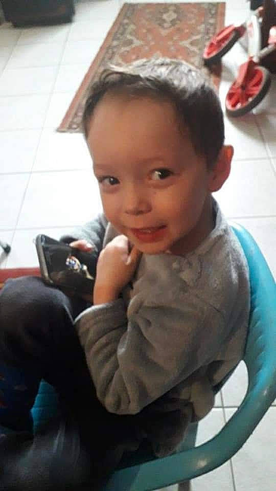 Tom a rejoint le concours — aidez-le/la à gagner de superbes lots ! cheek, child, flooring, fun, hairstyle, happy, head, joy, lap, laugh, leisure, person, play, sitting, skin, smile, thumb, toddler, travel, vacation