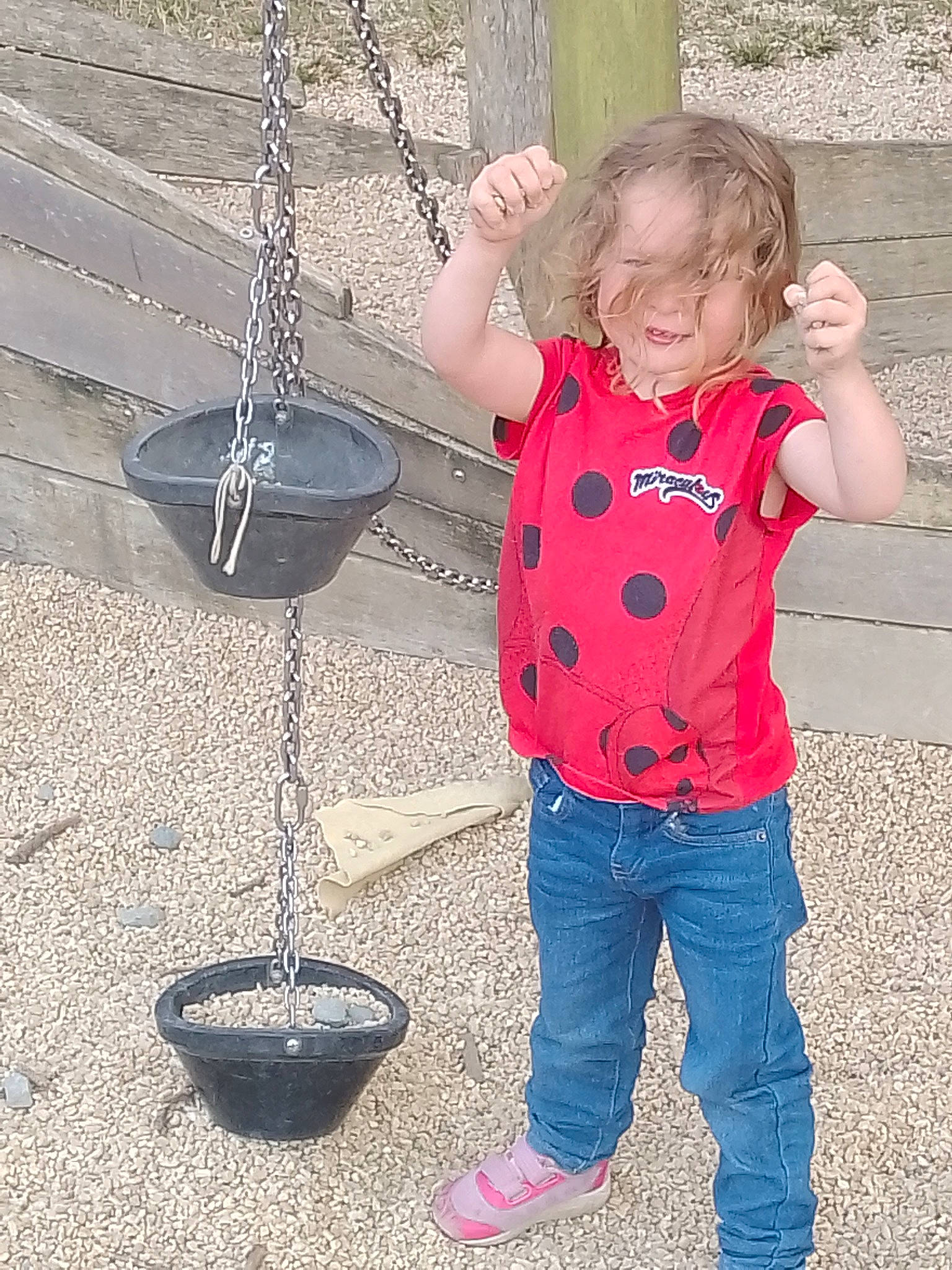 Zoé participe au concours pour gagner de l'argent avec cette photo : baby_toddler_clothing, blue, child, circle, city, electric_blue, fun, grass, happy, human_settlement, pattern, people_in_nature, person, play, playground, public_space, sleeve, smile, soil, swing