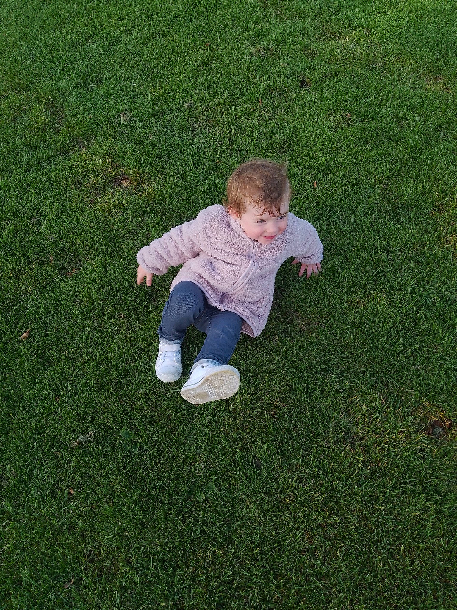 Joy participe au concours pour gagner de l'argent avec cette photo : artificial_turf, baby, baby_toddler_clothing, flooring, fun, garden, grass, grass_family, grassland, groundcover, happy, landscape, lawn, leisure, people_in_nature, person, plant, recreation, sitting, toddler