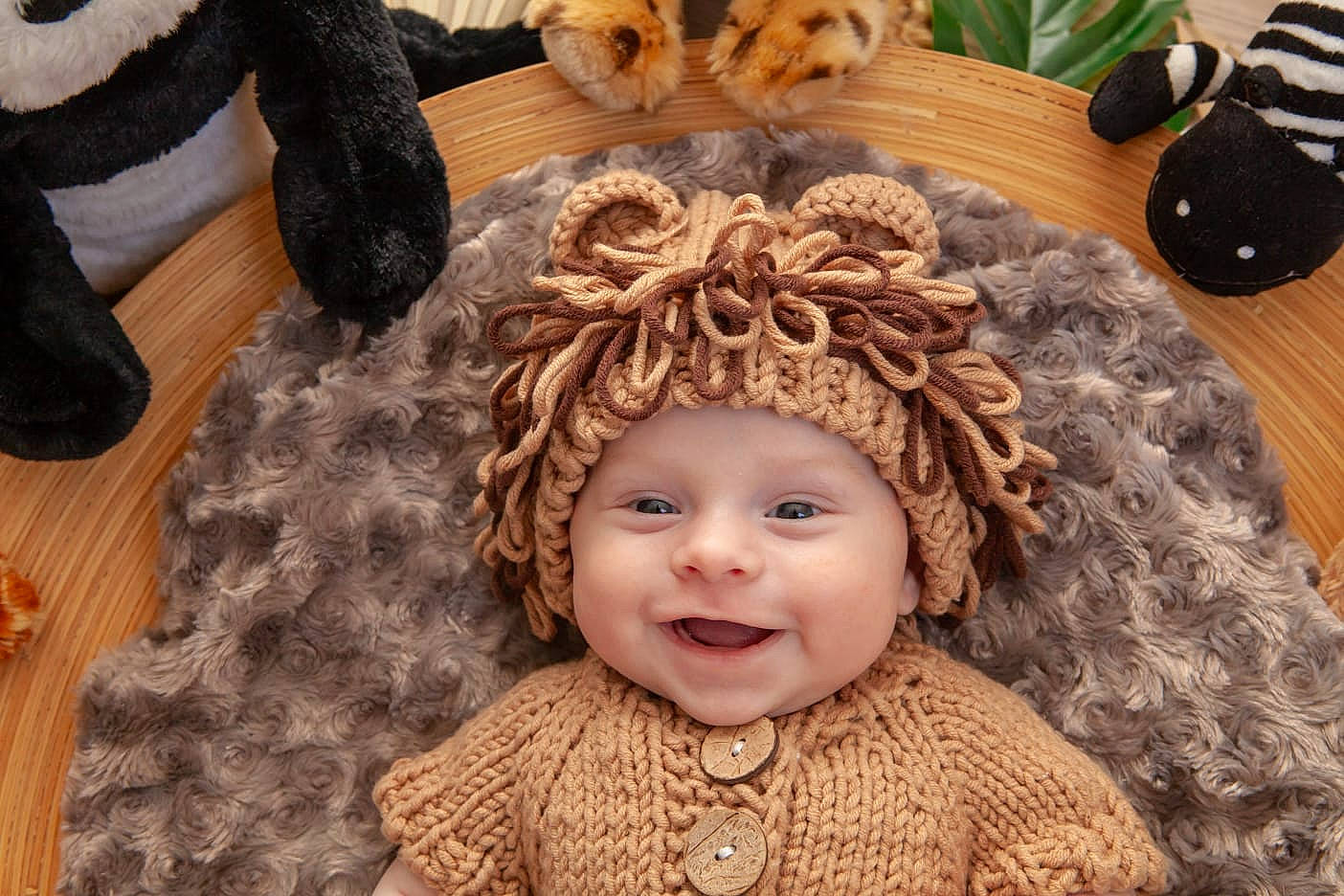 Noa a rejoint le concours — aidez-le/la à gagner de superbes lots ! art, cap, child, costume_hat, event, eye, flooring, fur, happy, hat, headwear, joy, outerwear, pattern, person, smile, stuffed_toy, sun_hat, table, tableware