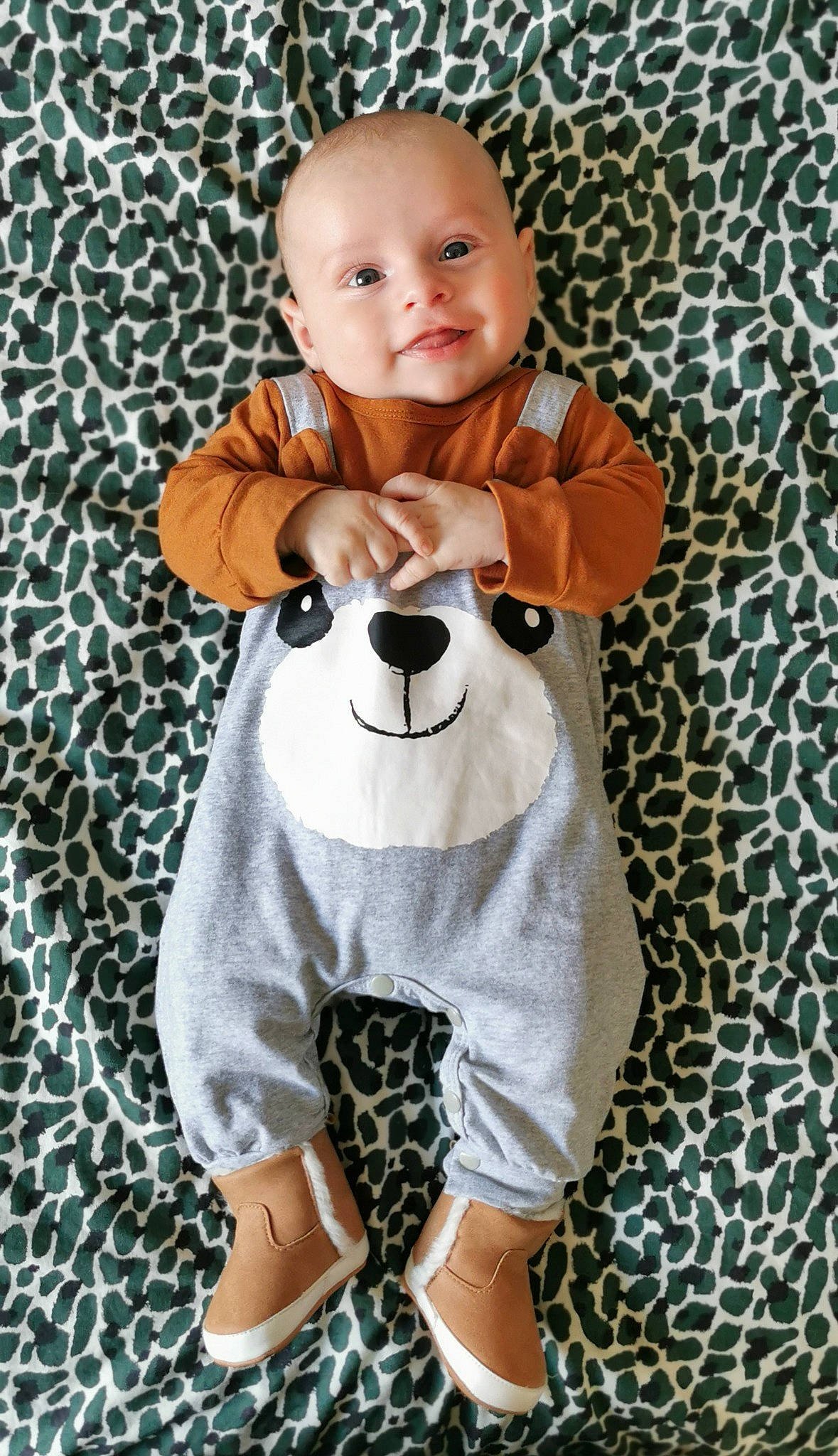 Noa participe au concours pour gagner de l'argent avec cette photo : baby, baby_products, baby_toddler_clothing, child, collar, costume, face, flooring, happy, head, linens, outerwear, pattern, person, product, sleeve, smile, t_shirt, textile, toddler