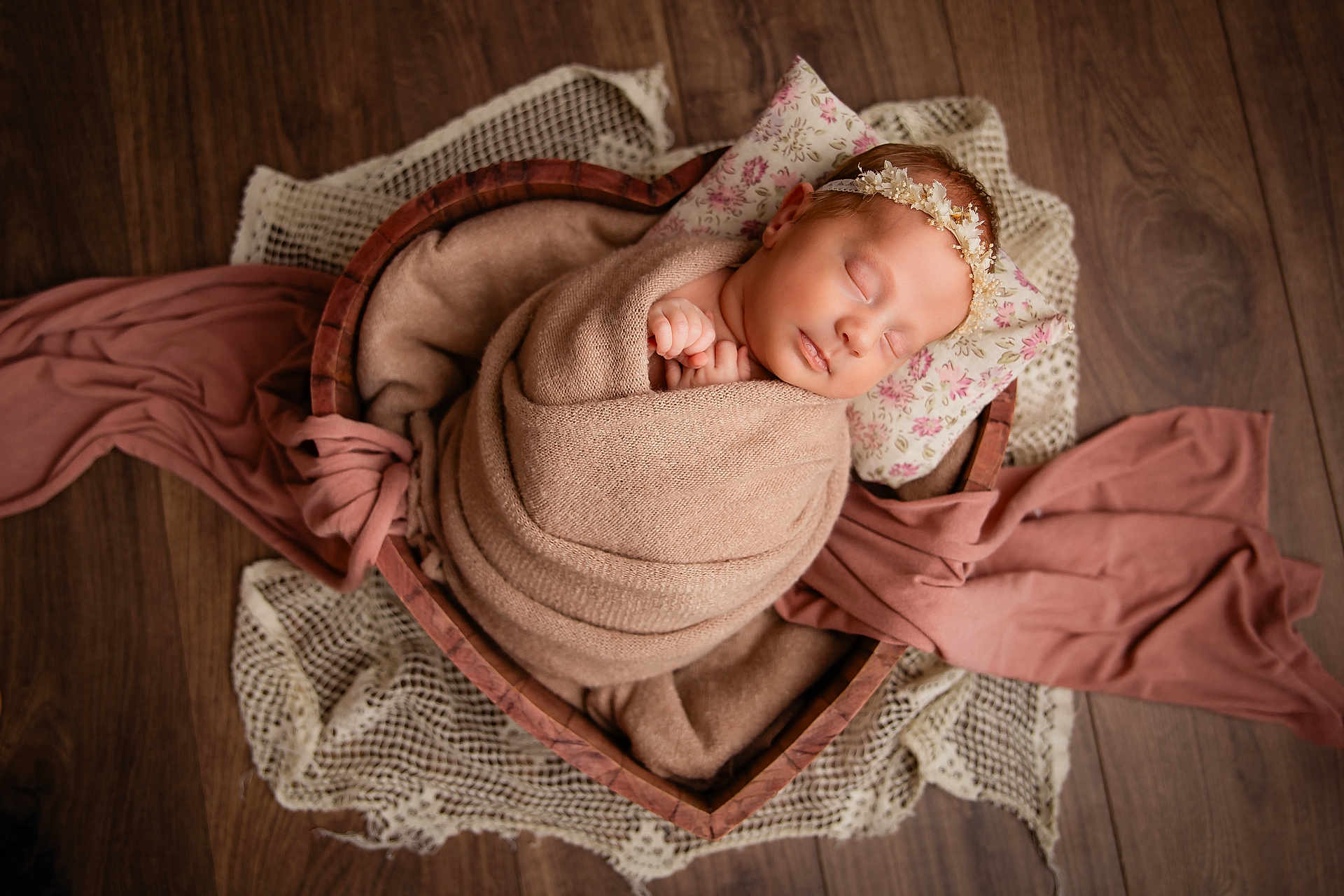 Mia a rejoint le concours — aidez-le/la à gagner de superbes lots ! newborn, baby, sleeping, blanket, headband, pillow, wooden_floor, heart_shaped_bowl, fabric, wrapped, infant, peaceful, portrait, cozy, soft_texture, resting, cute, decor, closeup, indoors
