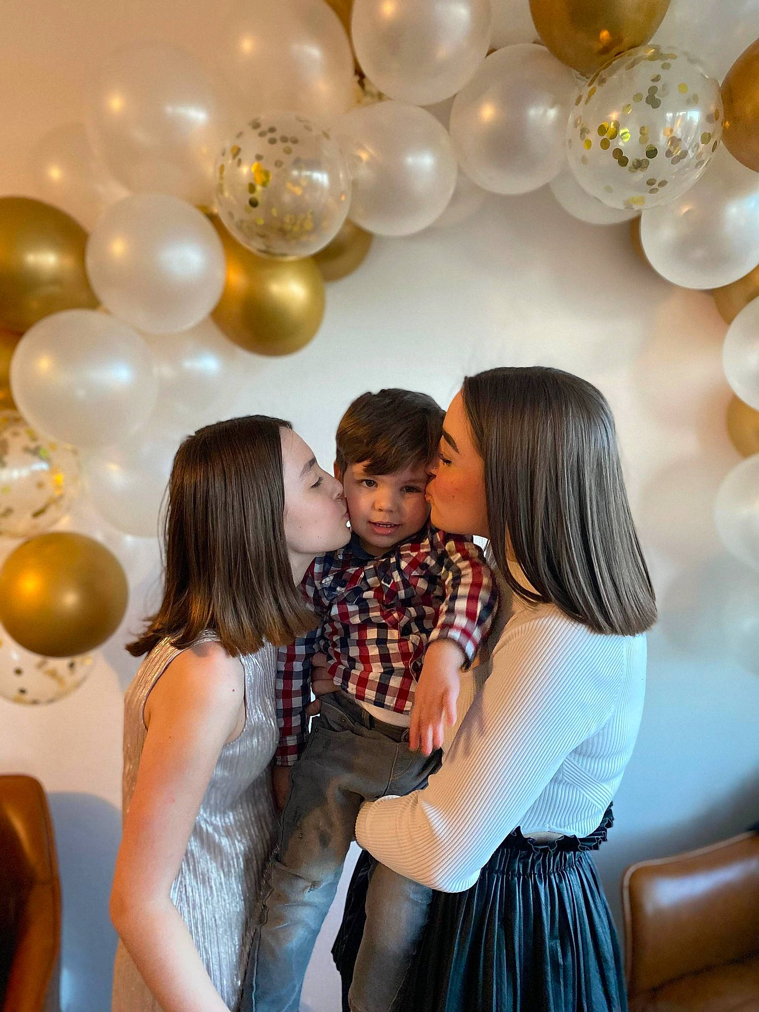 Léo a rejoint le concours — aidez-le/la à gagner de superbes lots ! balloon, blue, decoration, fashion, flash_photography, fun, happy, human, interaction, interior_design, light, lighting, party_supply, people, person, photograph, pink, social_group, textile, white