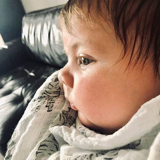 Léo a rejoint le concours — aidez-le/la à gagner de superbes lots ! baby, cheek, chin, comfort, cool, ear, eye, eyebrow, eyelash, flash_photography, gesture, head, iris, jaw, lip, mouth, neck, nose, person, skin