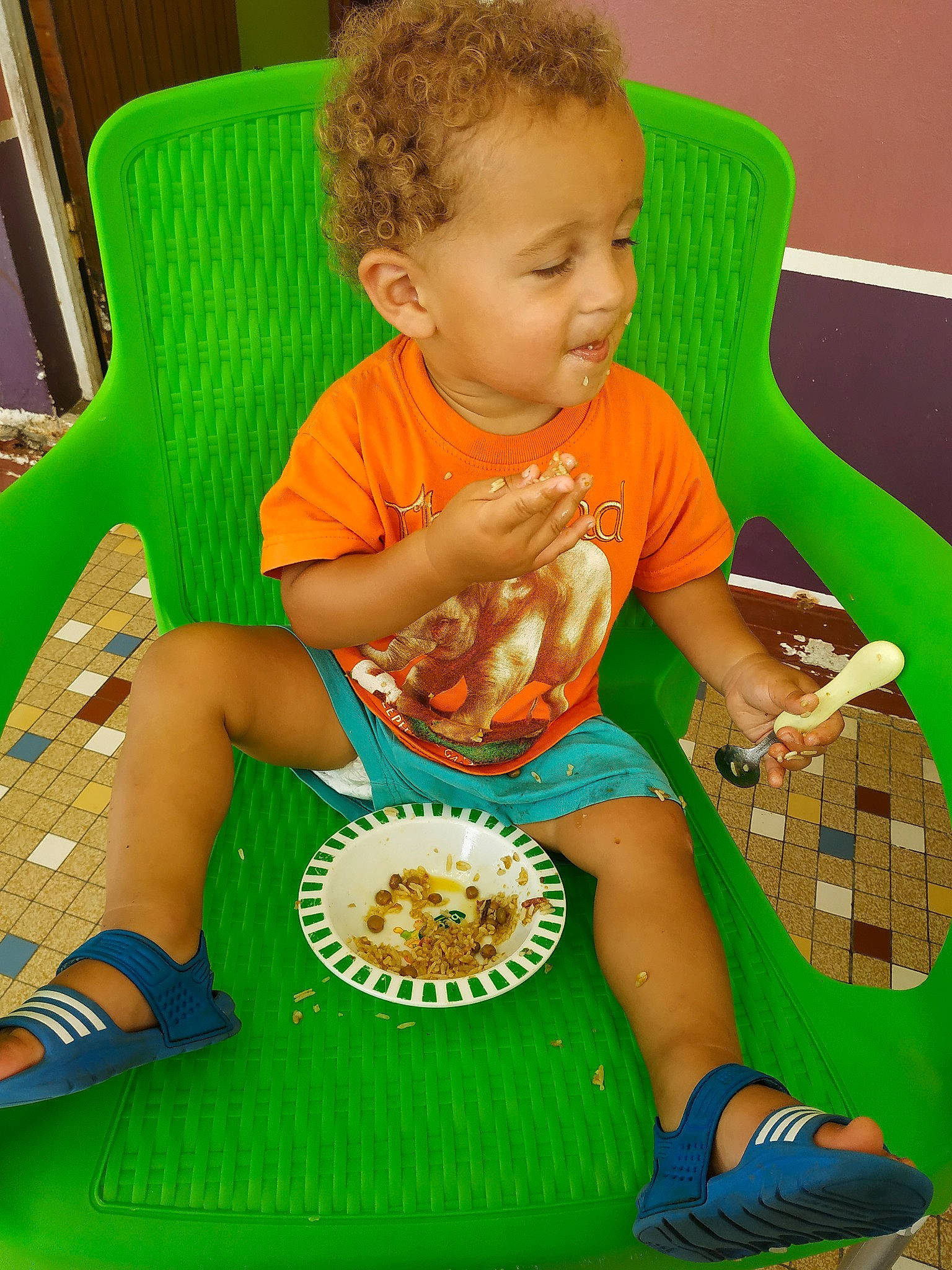 Izayah a rejoint le concours — aidez-le/la à gagner de superbes lots ! child, eating, person, play, sharing, toddler