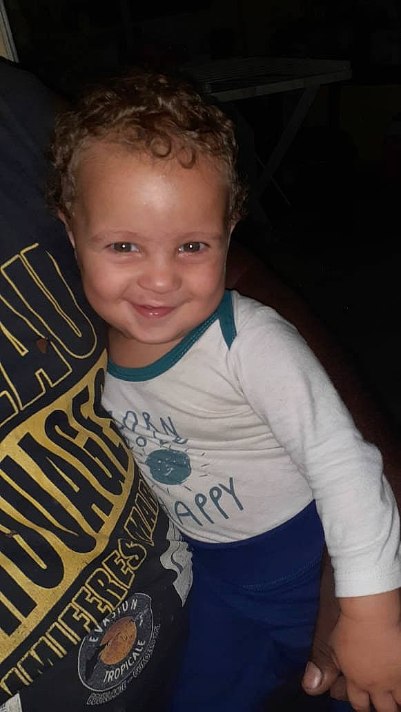 Izayah participe au concours pour gagner de l'argent avec cette photo : arm, cheek, child, chin, ear, eye, face, forehead, fun, hairstyle, head, joy, person, skin, smile, t_shirt, toddler, vacation