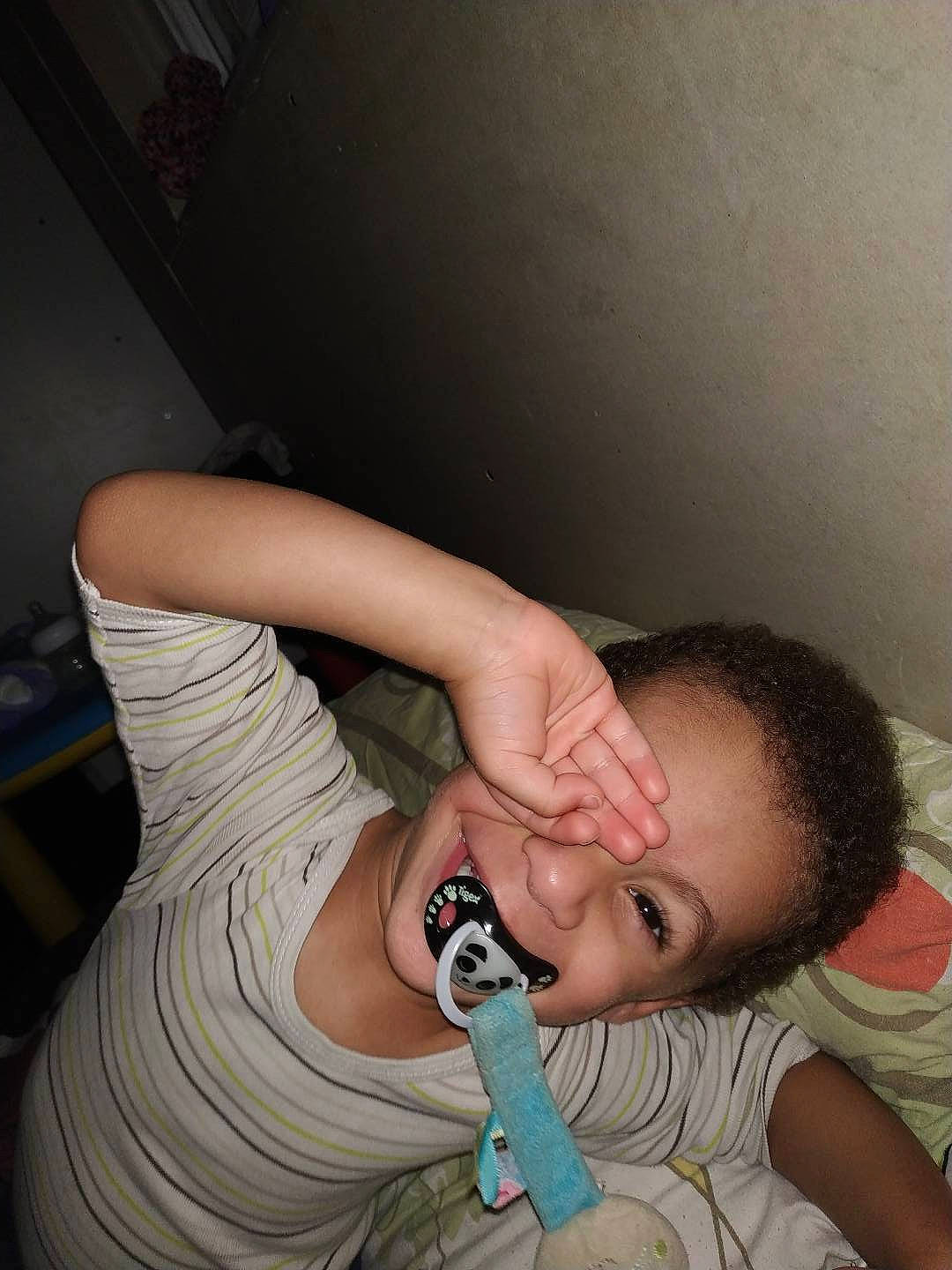 Ilan participe au concours pour gagner de l'argent avec cette photo : arm, baby, child, finger, hand, leg, mouth, neck, nose, person, toddler