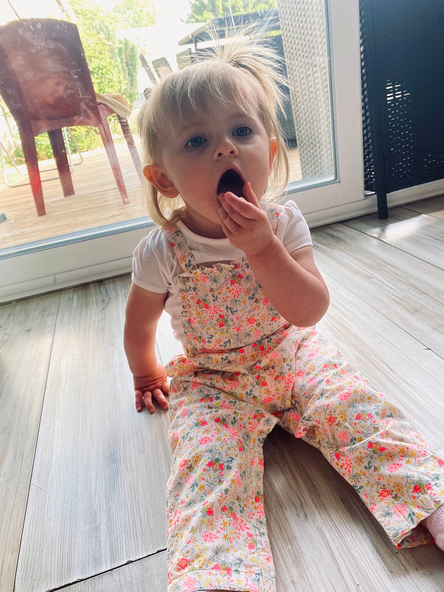 Nina a rejoint le concours — aidez-le/la à gagner de superbes lots ! active_pants, baby, baby_toddler_clothing, child, face, floor, flooring, grass, hair, hardwood, head, human_leg, pattern, person, sitting, skin, sleeve, standing, t_shirt, toddler