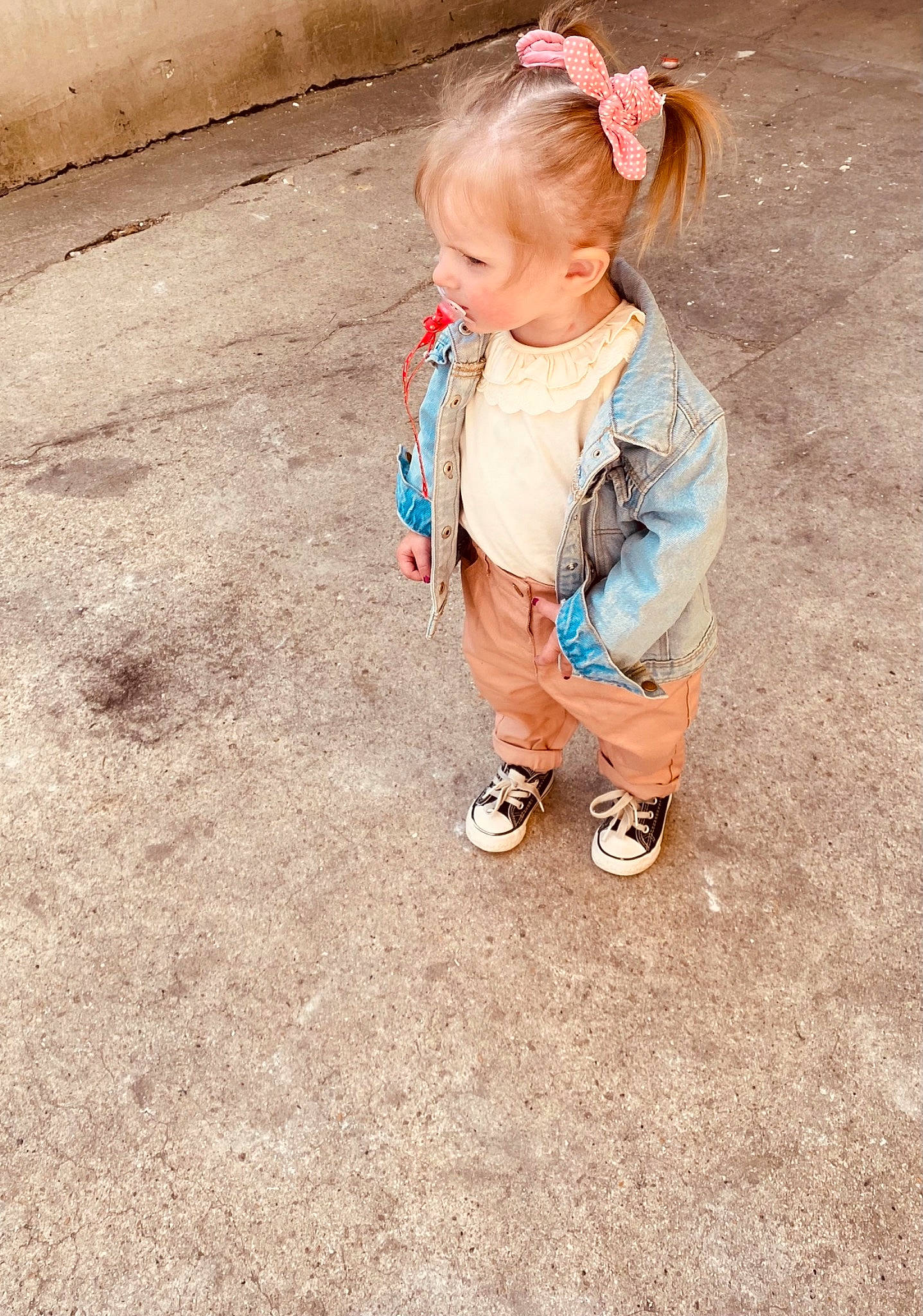 Nina a rejoint le concours — aidez-le/la à gagner de superbes lots ! asphalt, baby, baby_toddler_clothing, child, flooring, fun, grass, hairstyle, happy, head, human_leg, people_in_nature, person, road_surface, skin, sleeve, smile, soil, toddler, tree