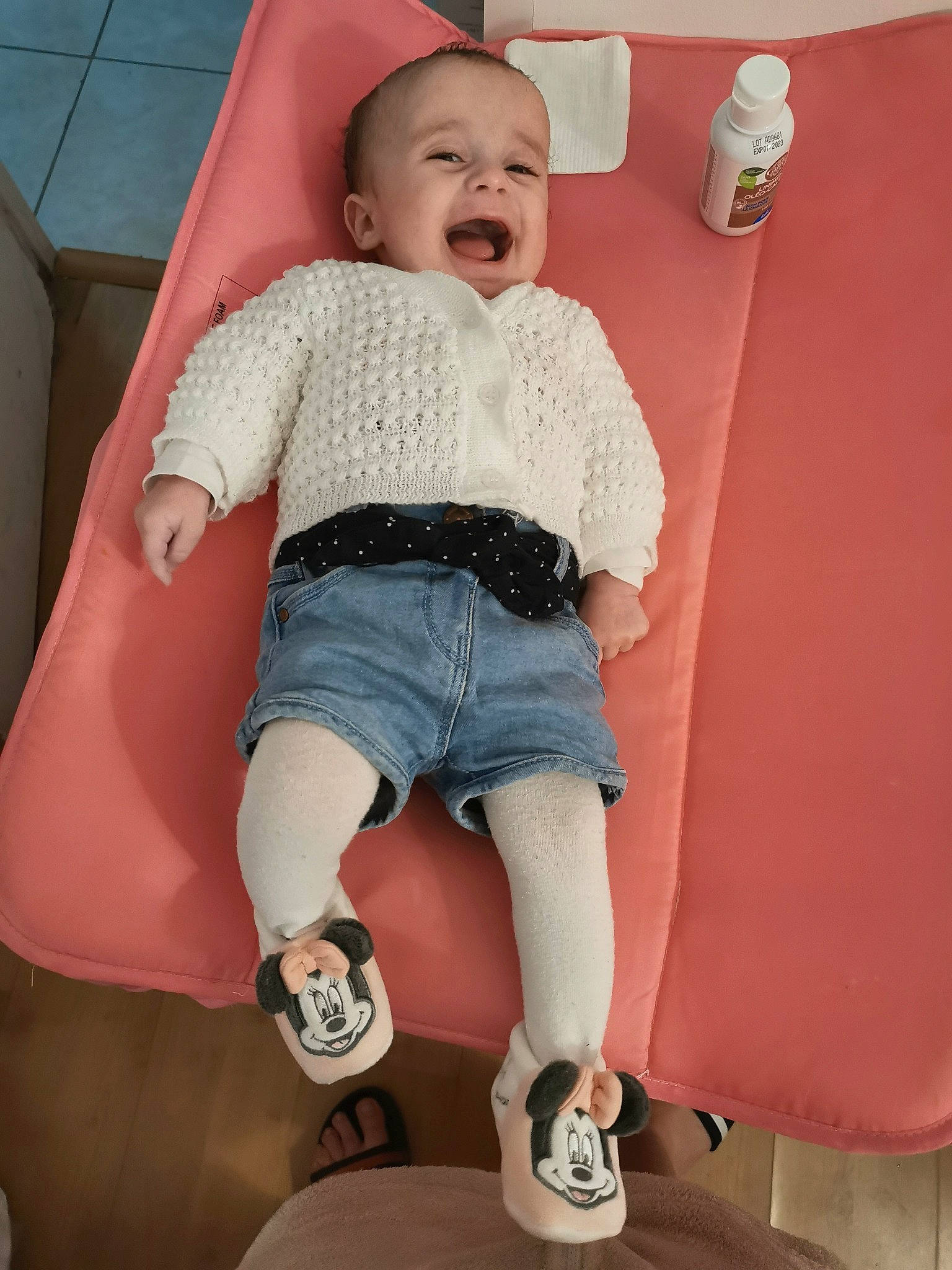 Luana participe au concours pour gagner de l'argent avec cette photo : baby, baby_products, baby_toddler_clothing, comfort, electric_blue, fun, human_leg, joint, knee, leg, organ, person, pink, shorts, sitting, sleeve, smile, t_shirt, thigh, toddler