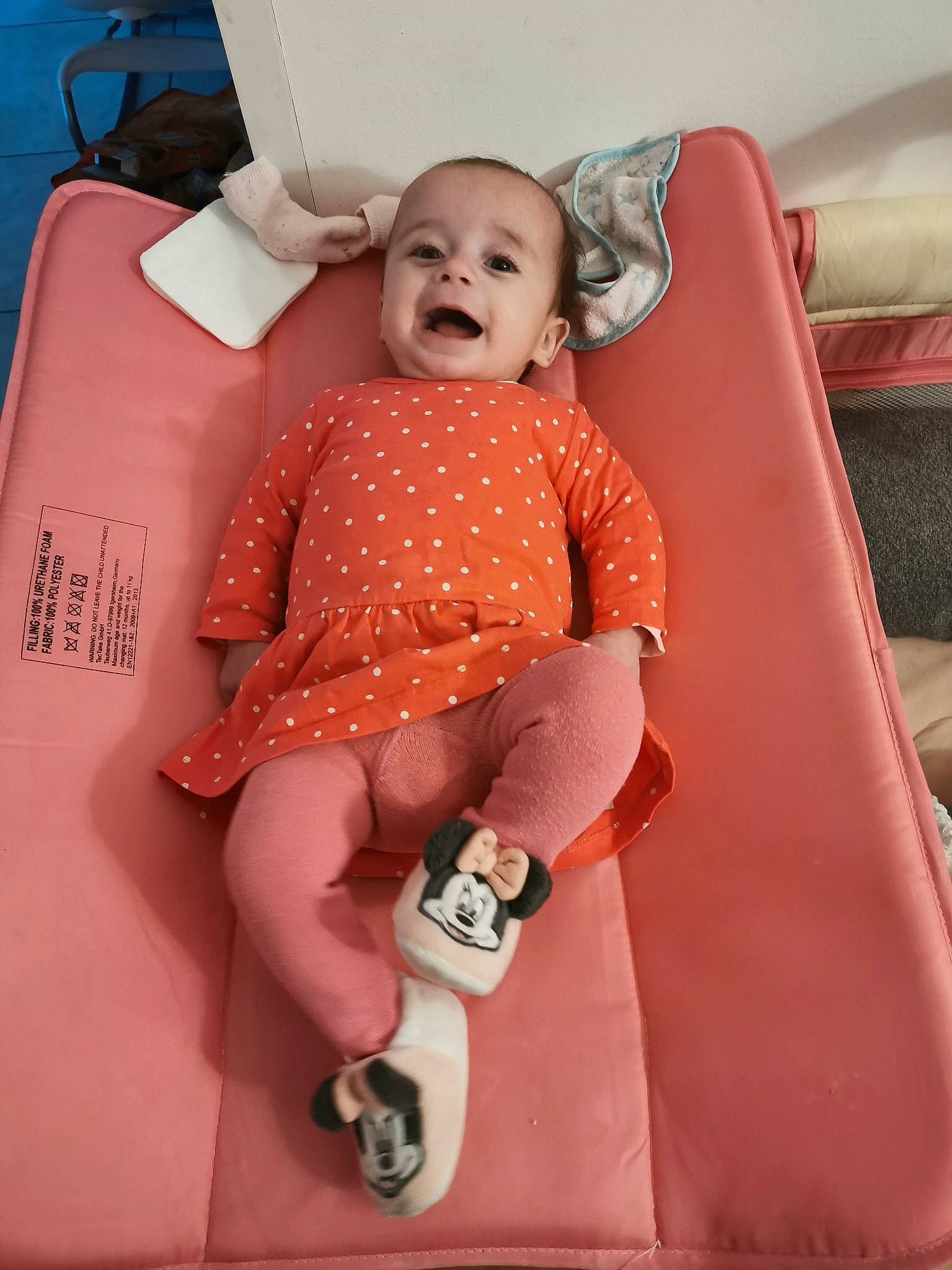 Luana participe au concours pour gagner de l'argent avec cette photo : arm, baby, baby_products, baby_toddler_clothing, baby_toys, car_seat, chair, child, comfort, fun, hand, human_leg, leg, magenta, person, pink, product, sitting, smile, toddler